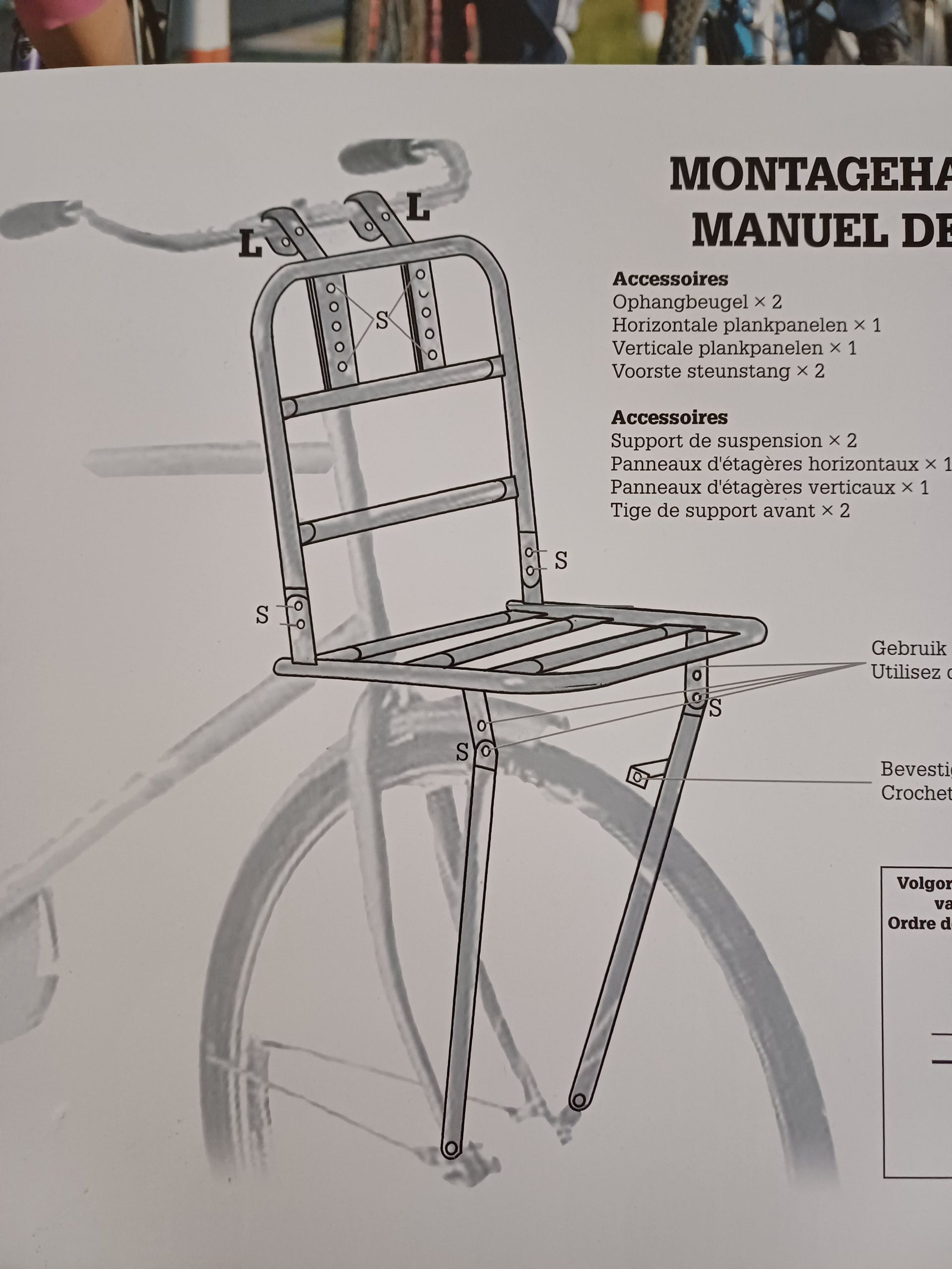 Diagram van een fietsendrager bevestigd aan een fiets. Instructies en onderdelenlijst staan ​​aan de rechterkant.