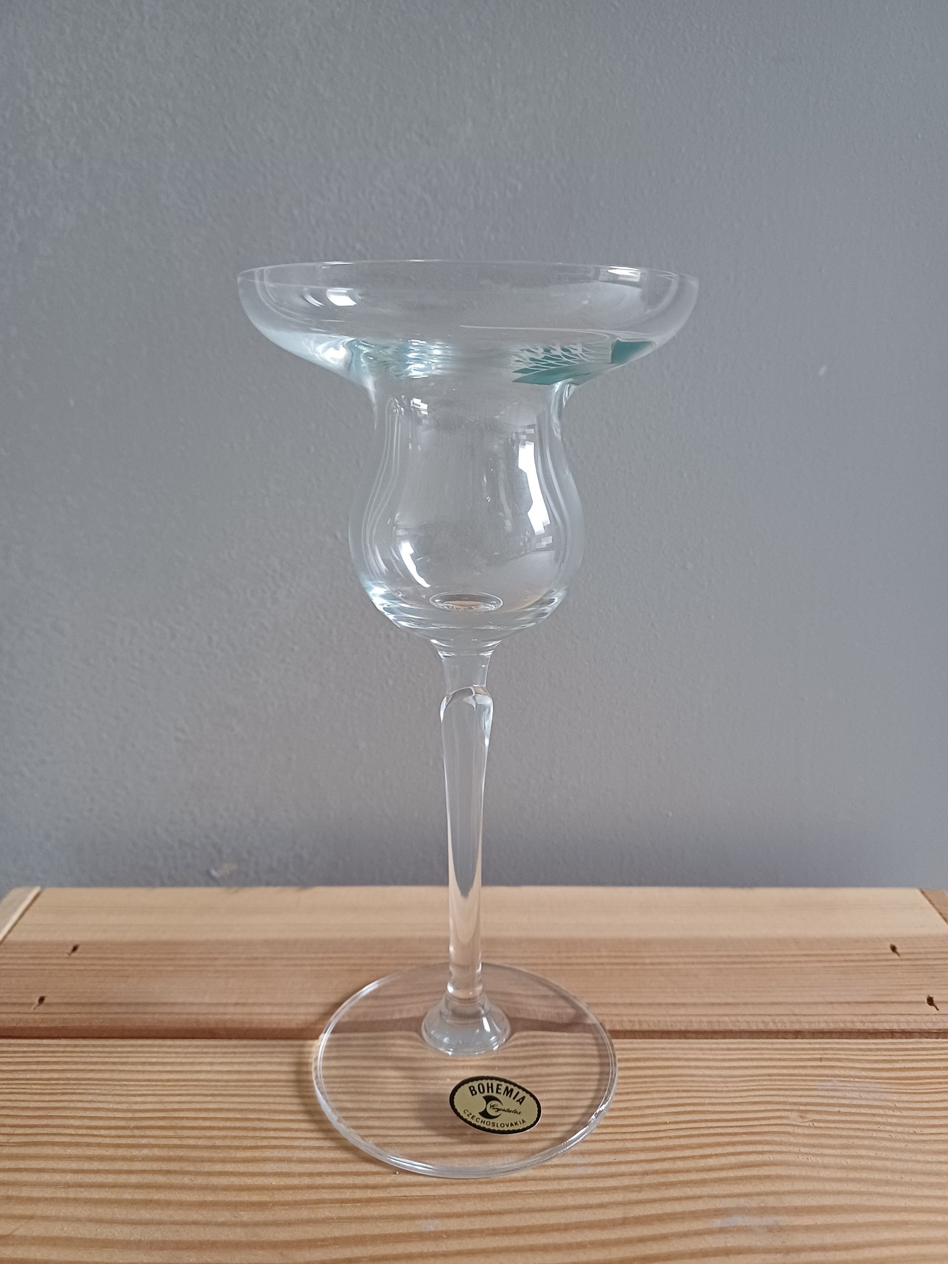 Vintage Bohemian glazen kandelaars met een uitlopende bovenkant, een dunne steel en een ronde voet.