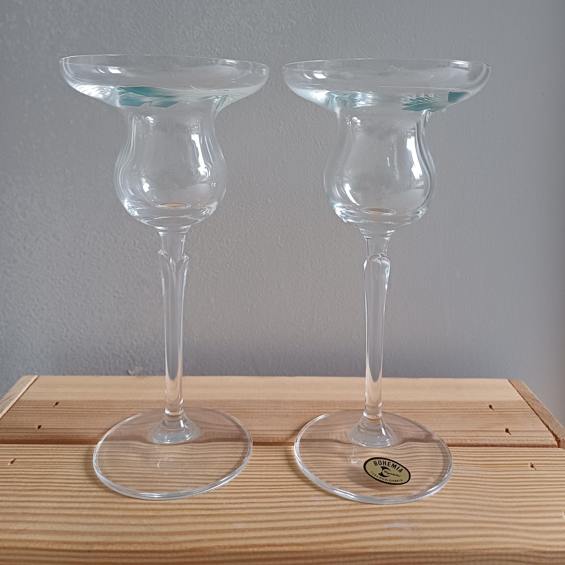 Vintage Bohemian glazen kandelaars met een uitlopende bovenkant, een dunne steel en een ronde voet.