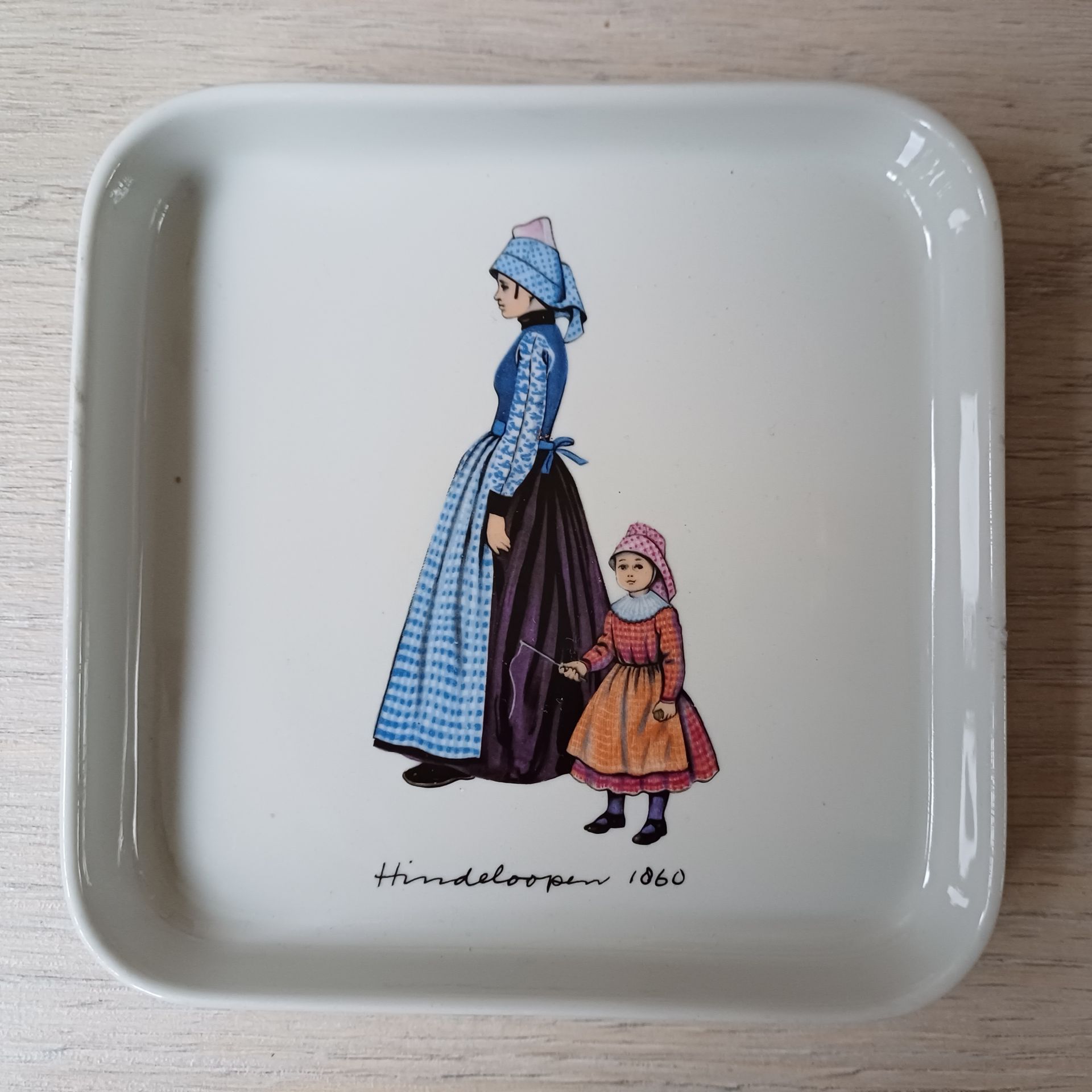 Vintage klederdrachten gebaksbordje (vierkant): Hindeloopen.