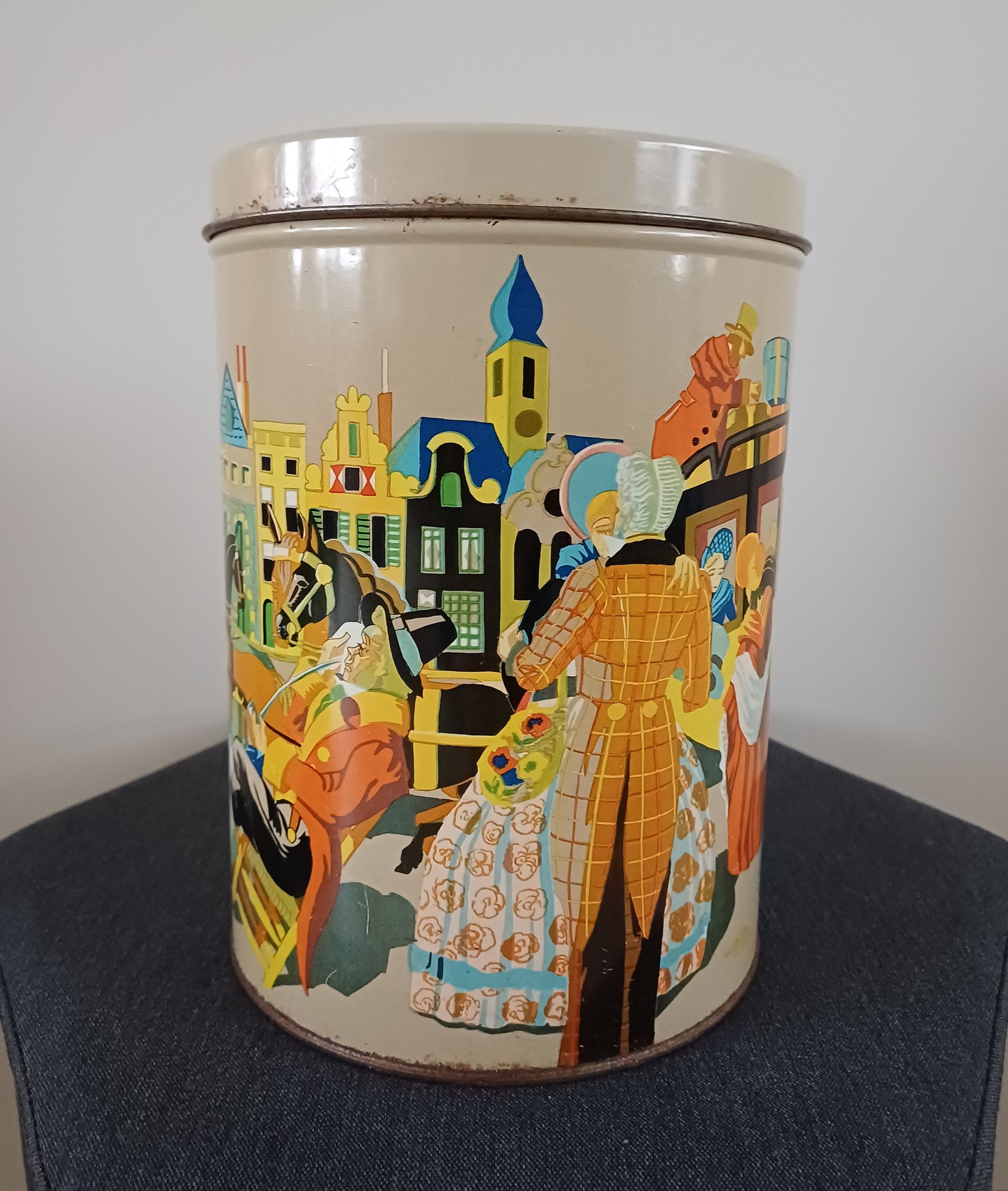 Vintage blik met historisch Nederlands stadsbeeld: reizigers. Kleur: beige.