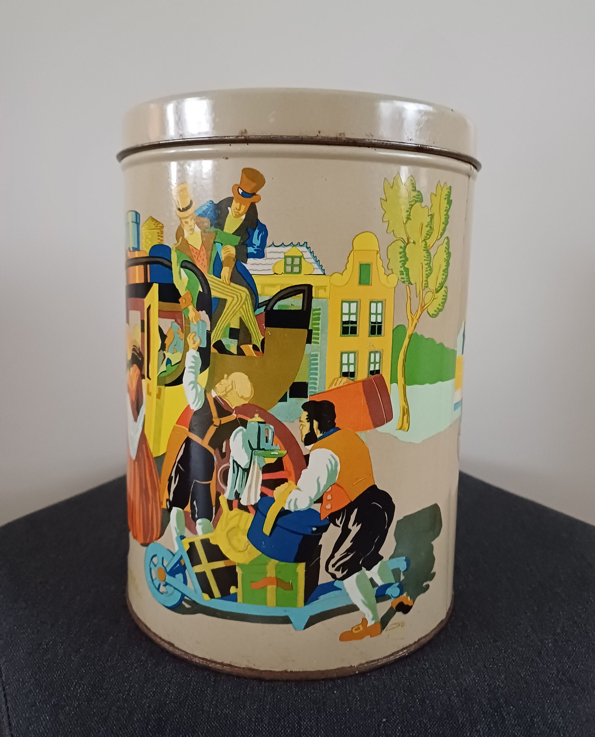 Vintage blik met historisch Nederlands stadsbeeld: reizigers. Kleur: beige.