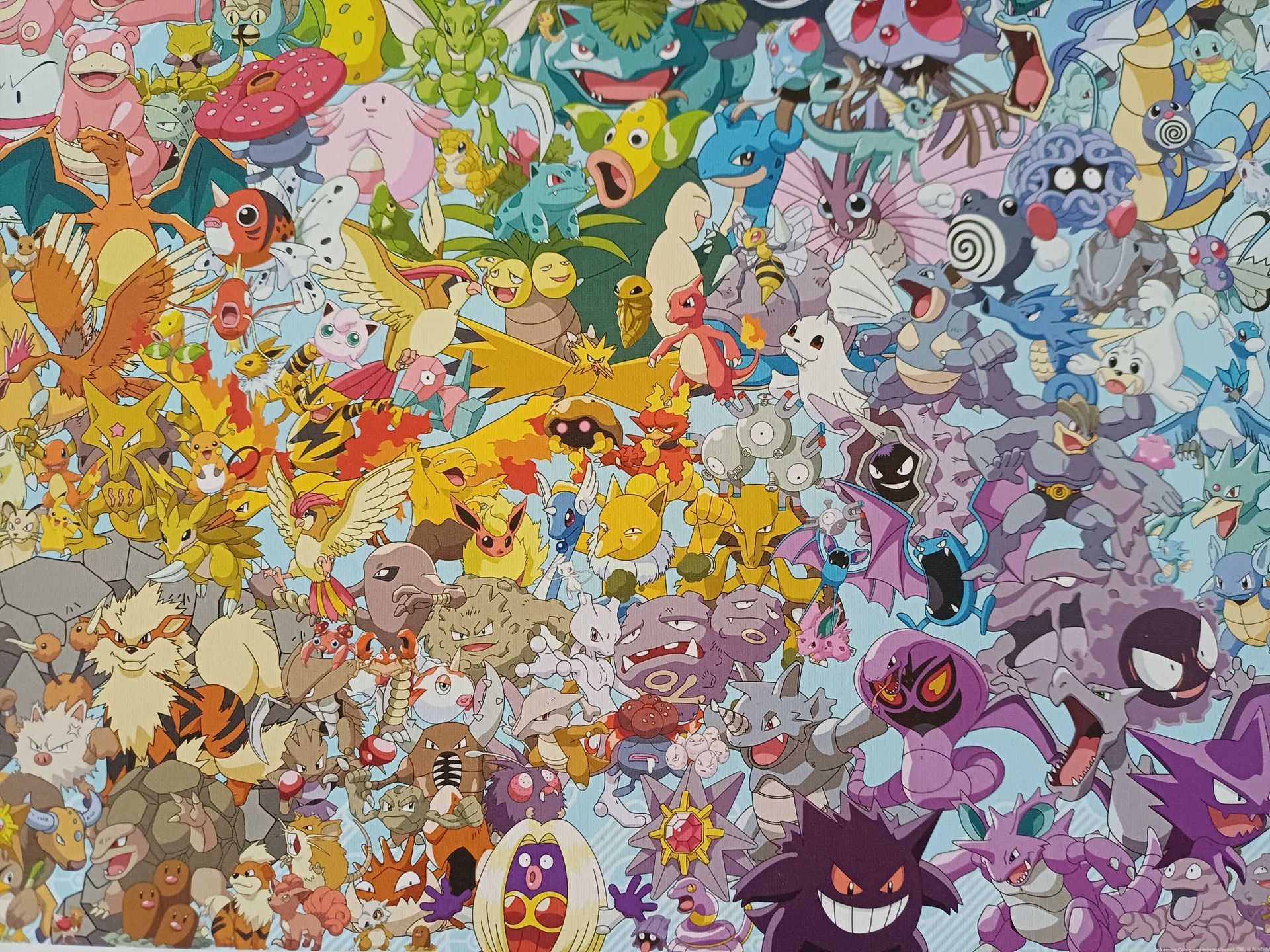 Een Ravensburger Pokémon-puzzel van 1000 stukjes. Een kleurrijke verzameling van verschillende Pokémon-figuren.