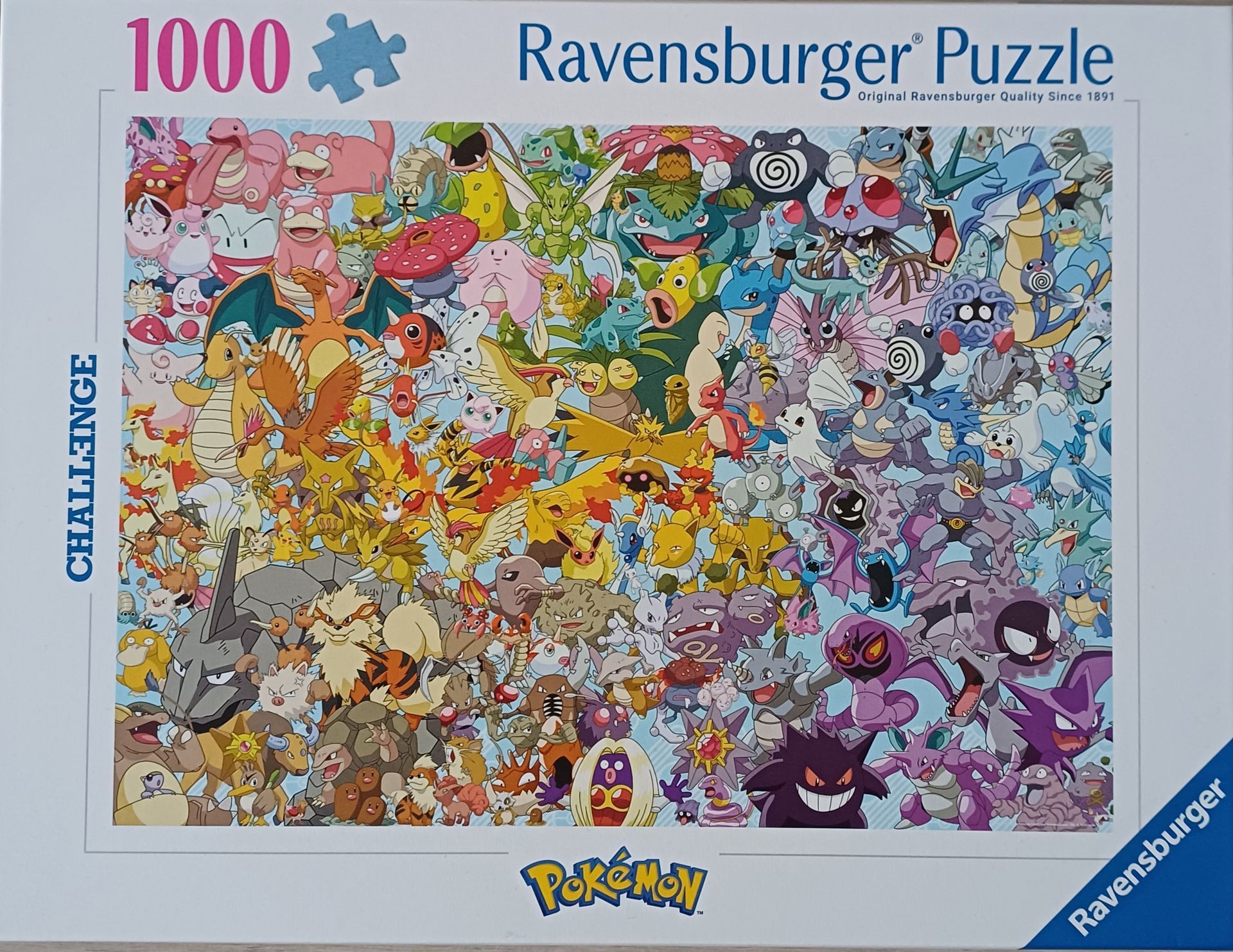 Een Ravensburger Pokémon-puzzel van 1000 stukjes. Een kleurrijke verzameling van verschillende Pokémon-figuren.