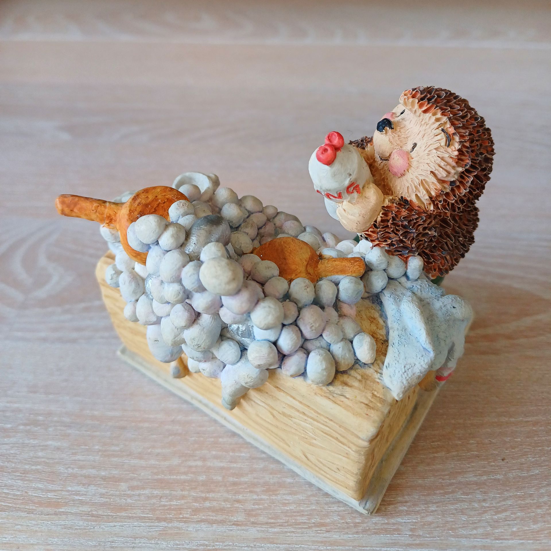 Gordon Fraser Country Companions (Hallmark) beeldje: Ed Hedgehog aan de afwas.