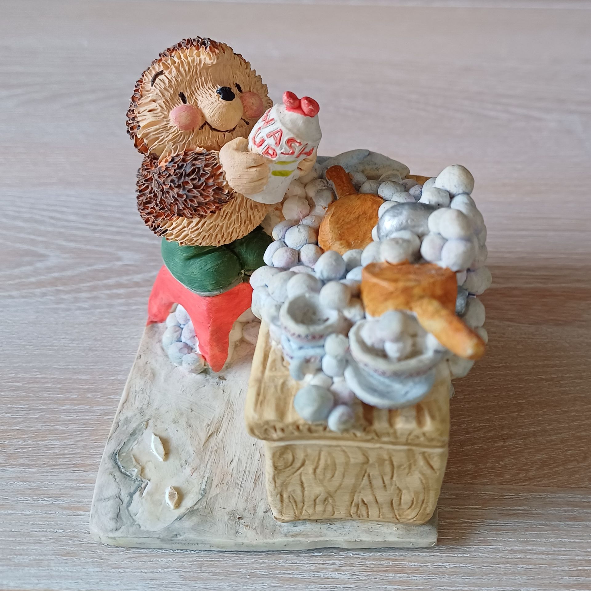Gordon Fraser Country Companions (Hallmark) beeldje: Ed Hedgehog aan de afwas.