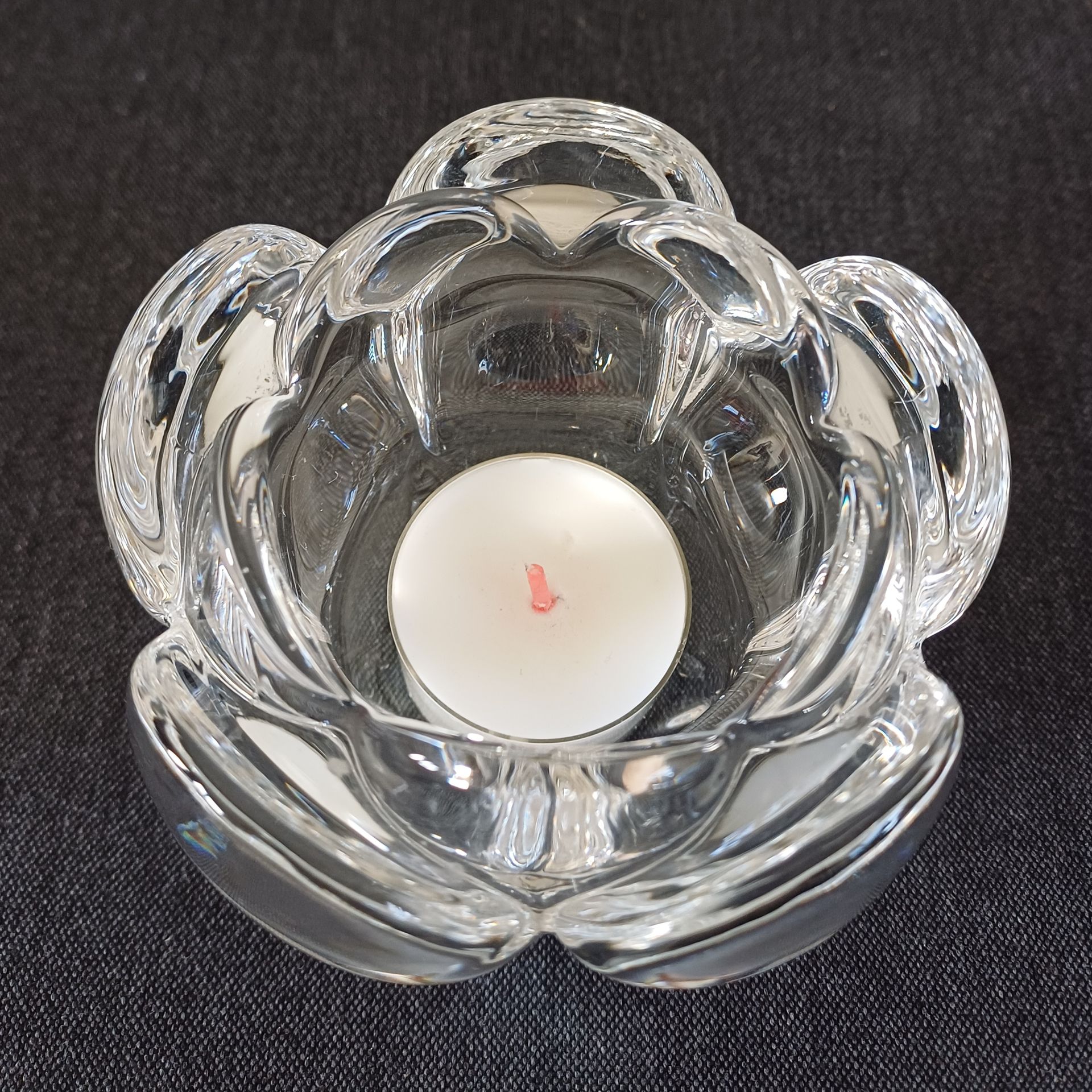Vintage loodkristallen waxinelichthouder in de vorm van een lotusbloem.