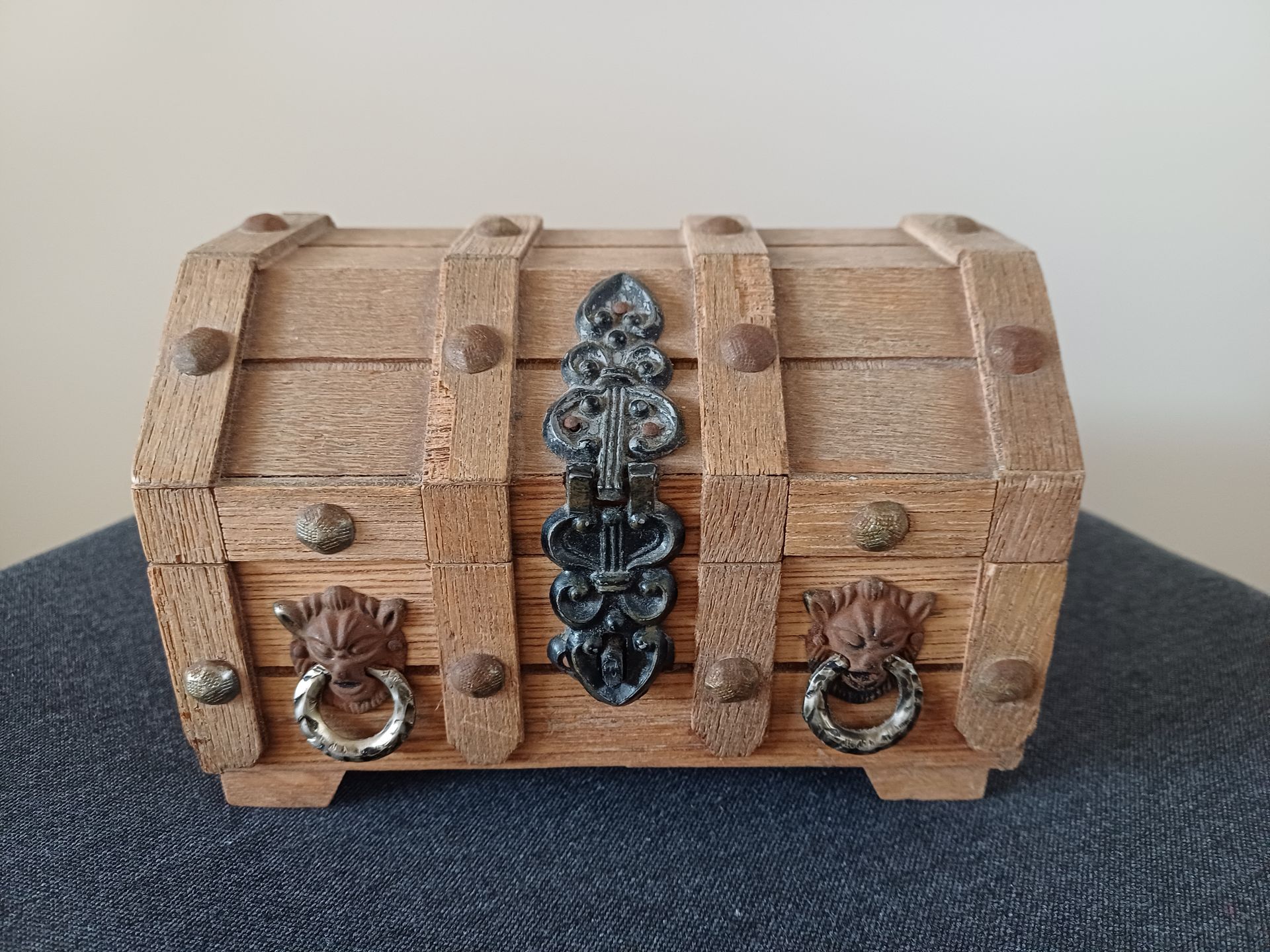 Houten schatkist met decoratieve metalen accenten.