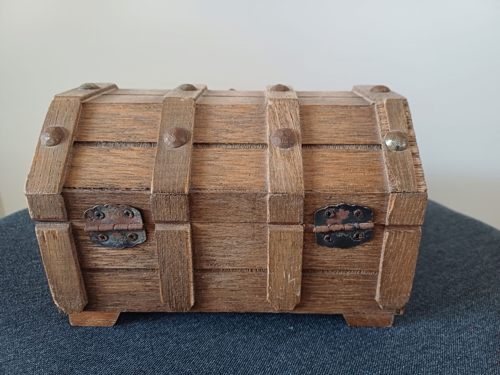 Houten schatkist met decoratieve metalen accenten.
