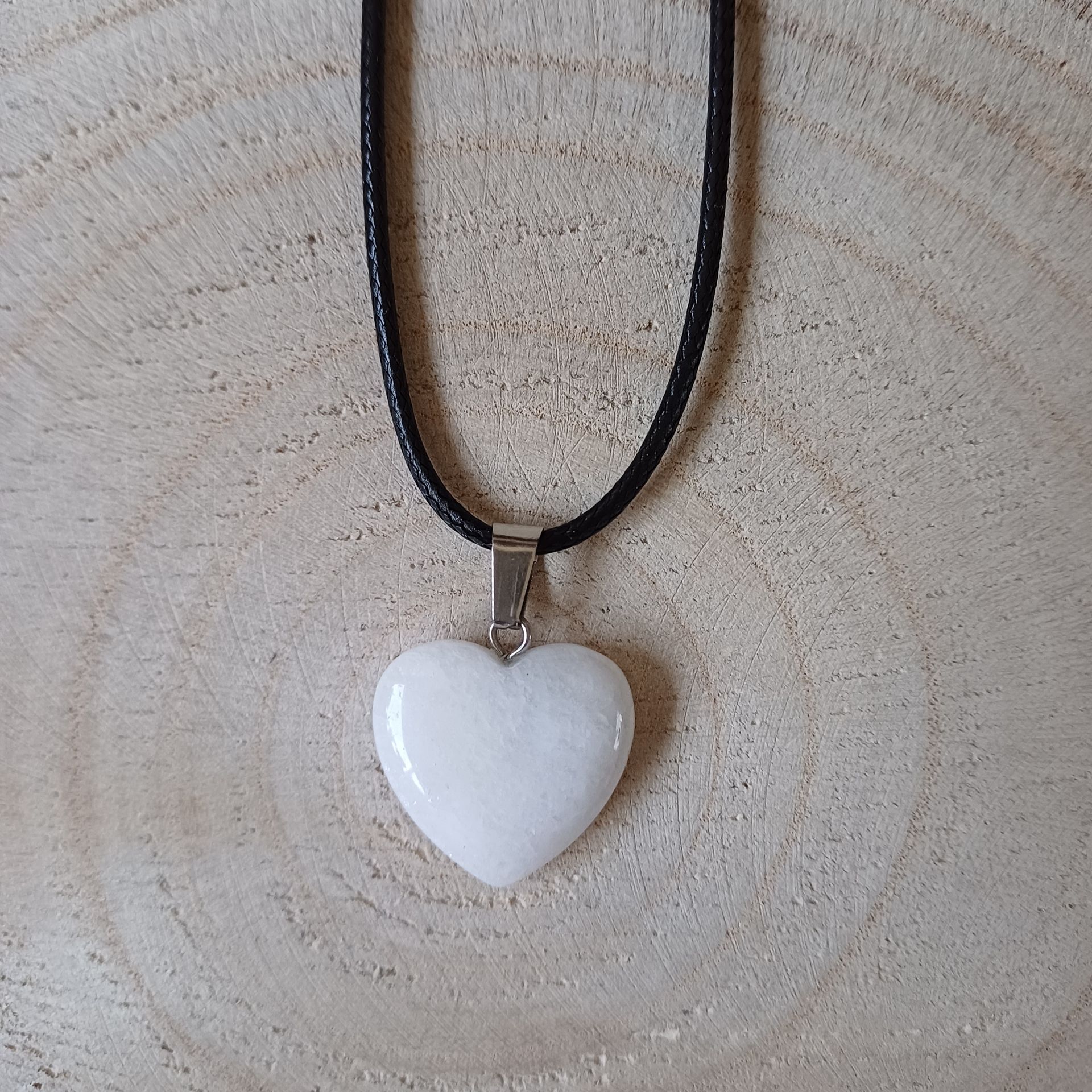 Waxkoord ketting met witte jade edelsteen hartje.