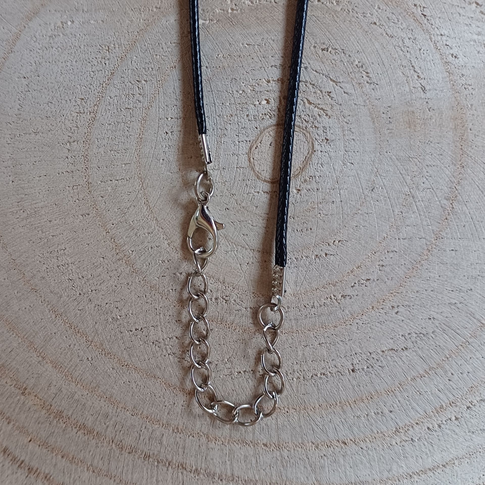 Waxkoord ketting met witte jade edelsteen hartje.