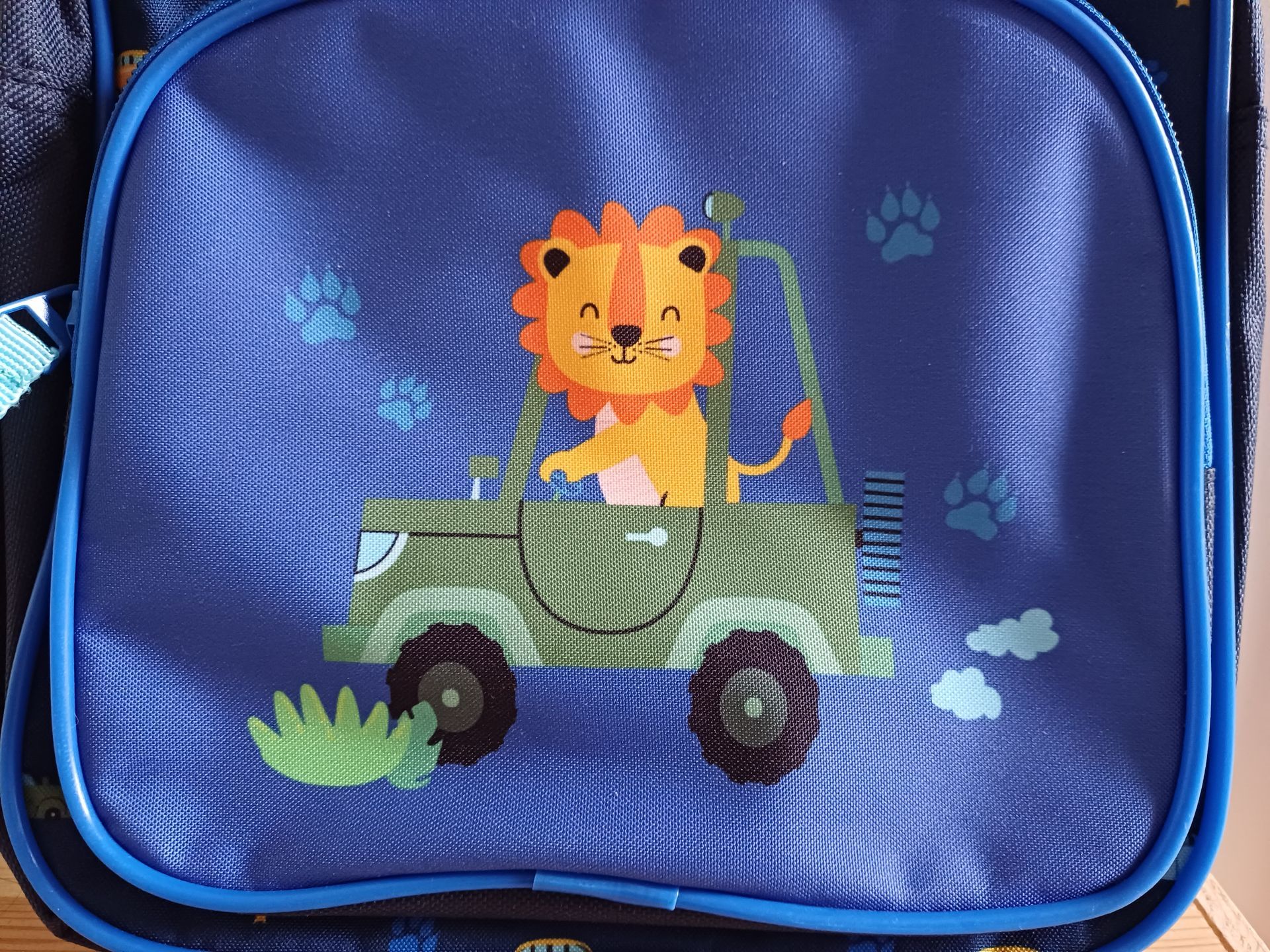 Kinderrugzak met leeuw en safari jeep print - donkerblauw.
