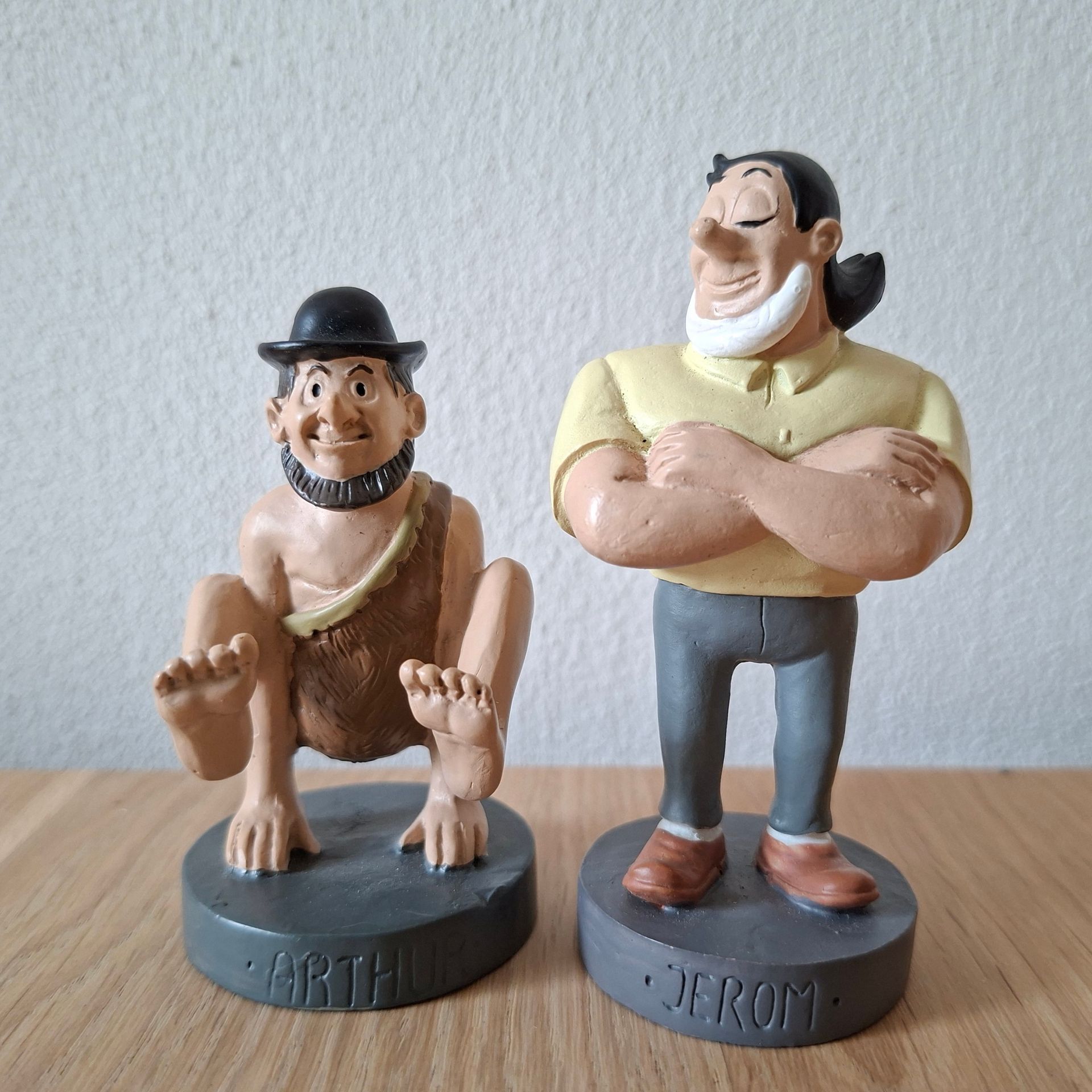Vintage beeldjes van de personages Arthur en Jerom van de Suske & Wiske-serie van Willy van der Steen.