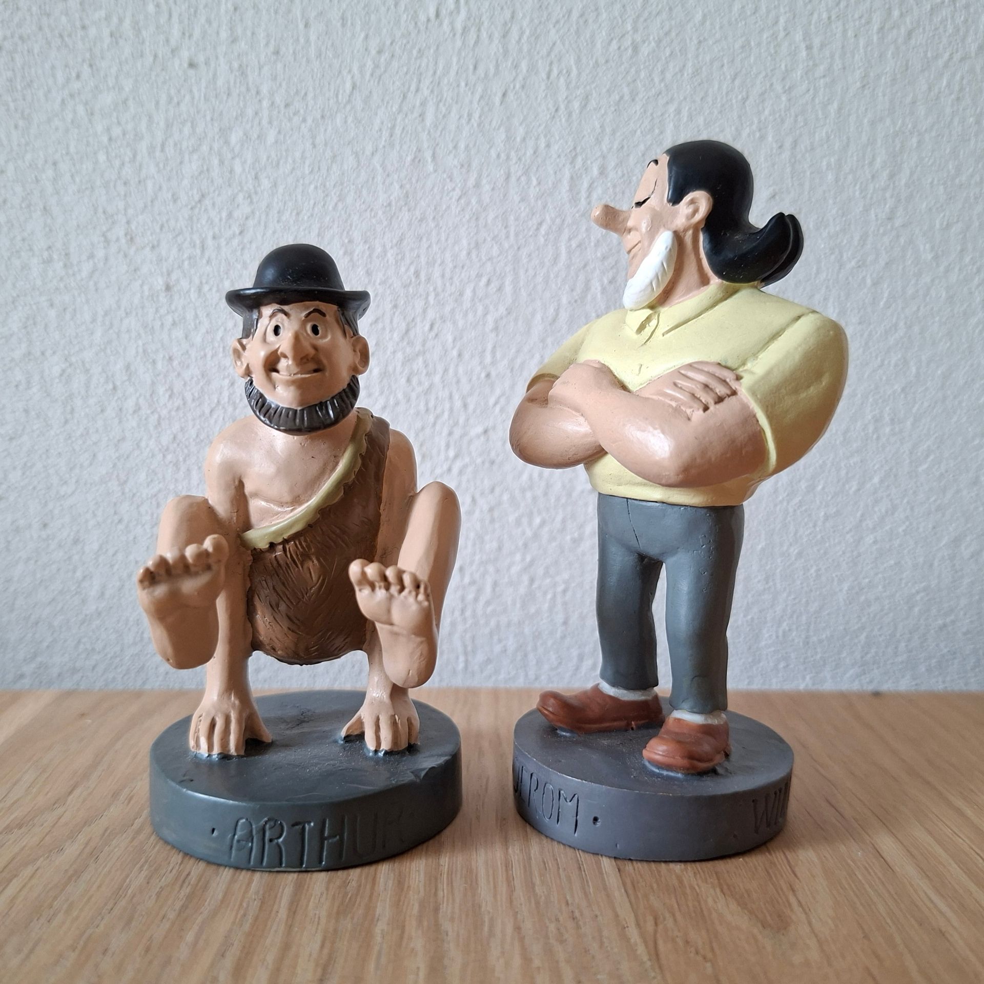 Vintage beeldjes van de personages Arthur en Jerom van de Suske & Wiske-serie van Willy van der Steen.