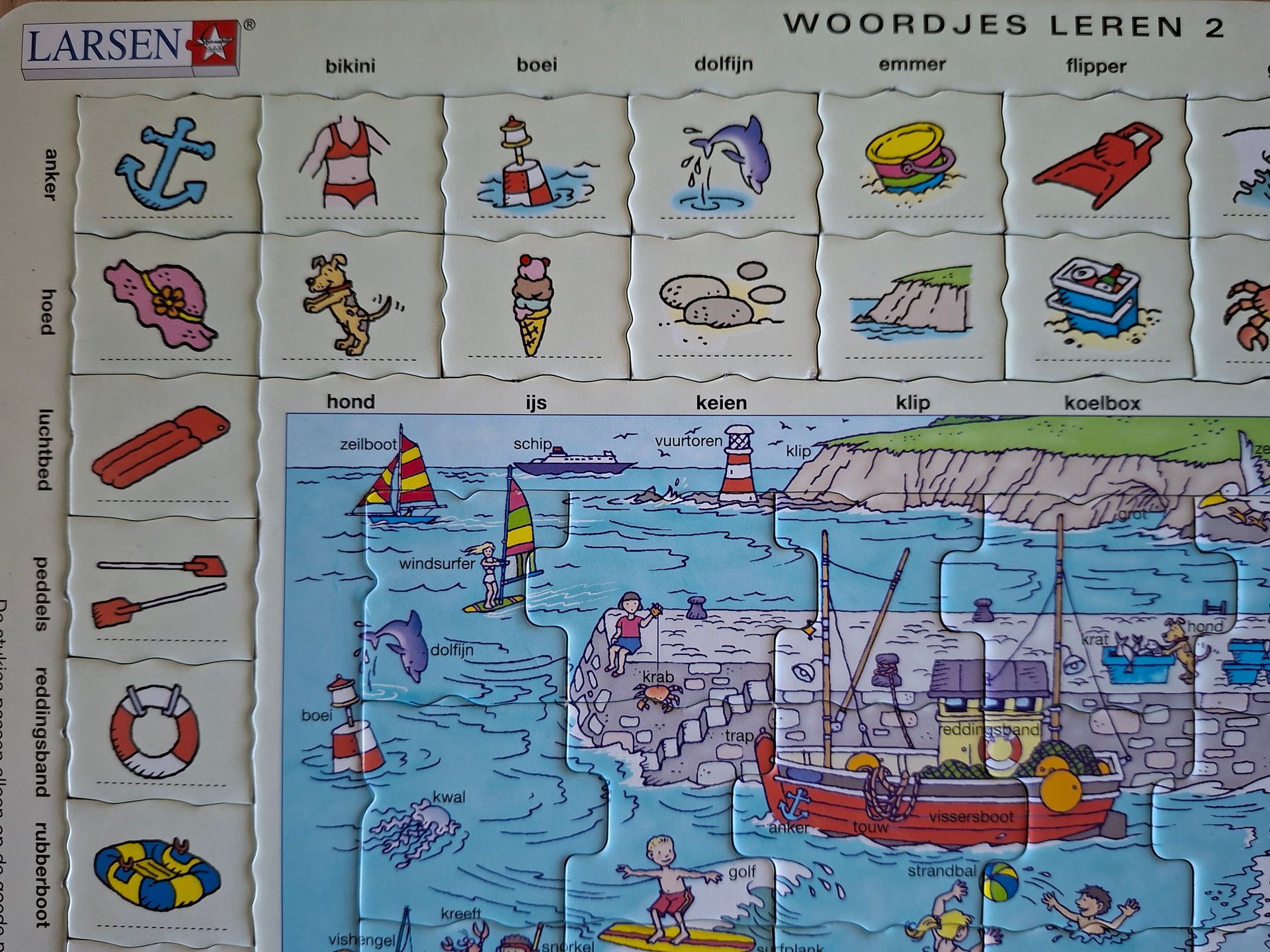 Larsen woordjes leren 2 puzzel - 70 stukjes. Thema: kunstlandschap/strand.