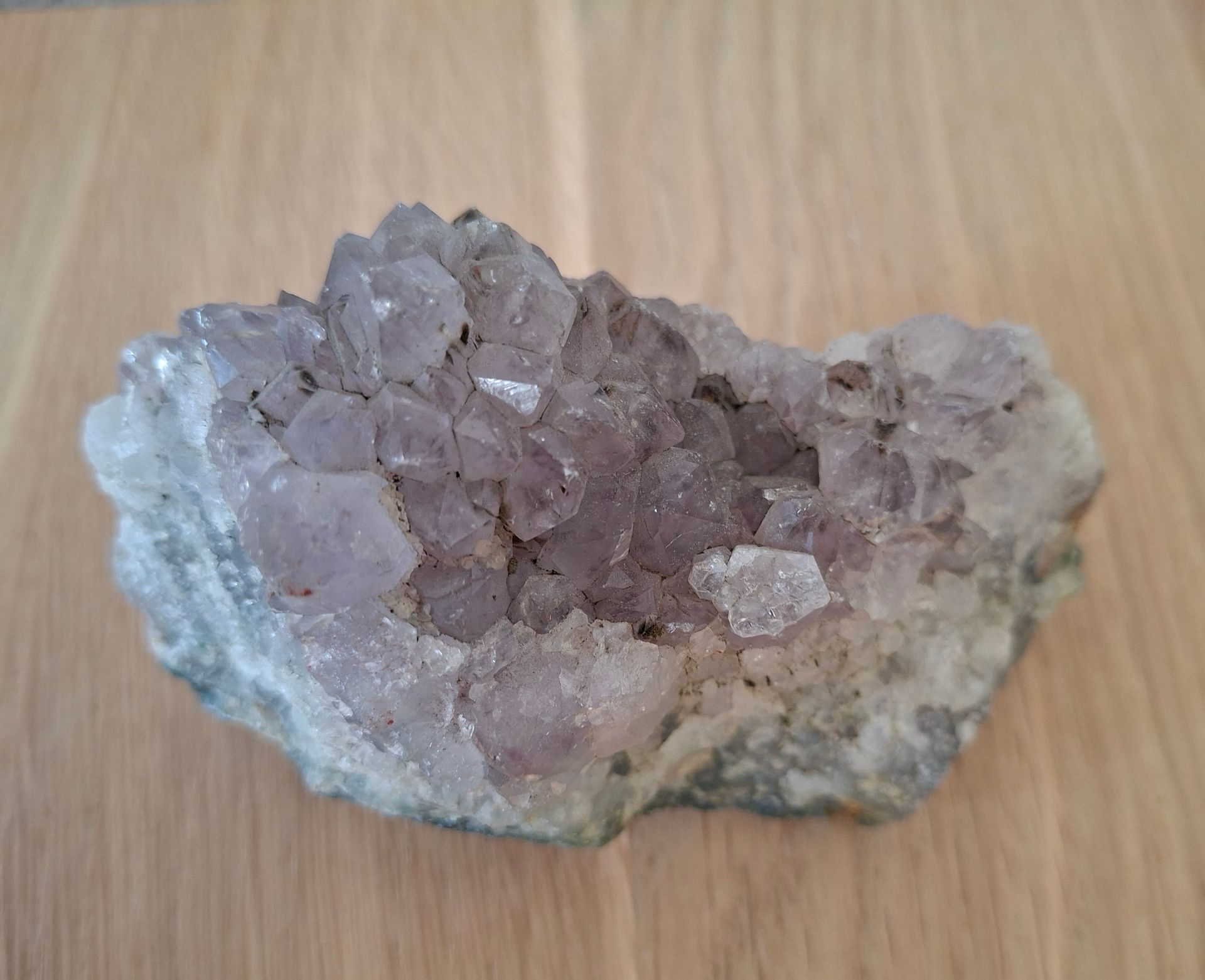Ruwe amethist cluster  -licht paars