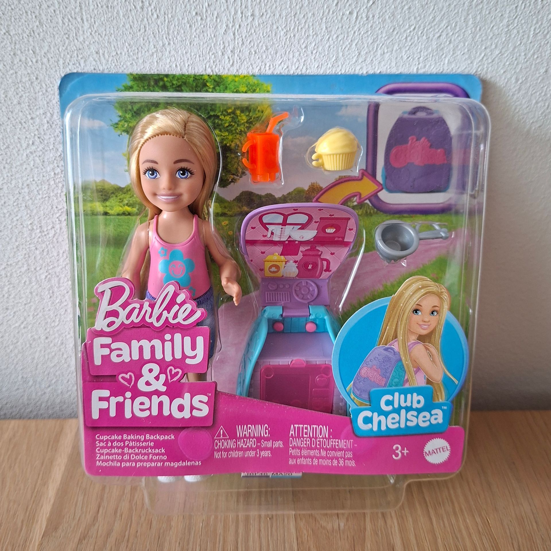 Mattel Barbie Family & Friends Club Chelsea - Cupcake Baking Backpack