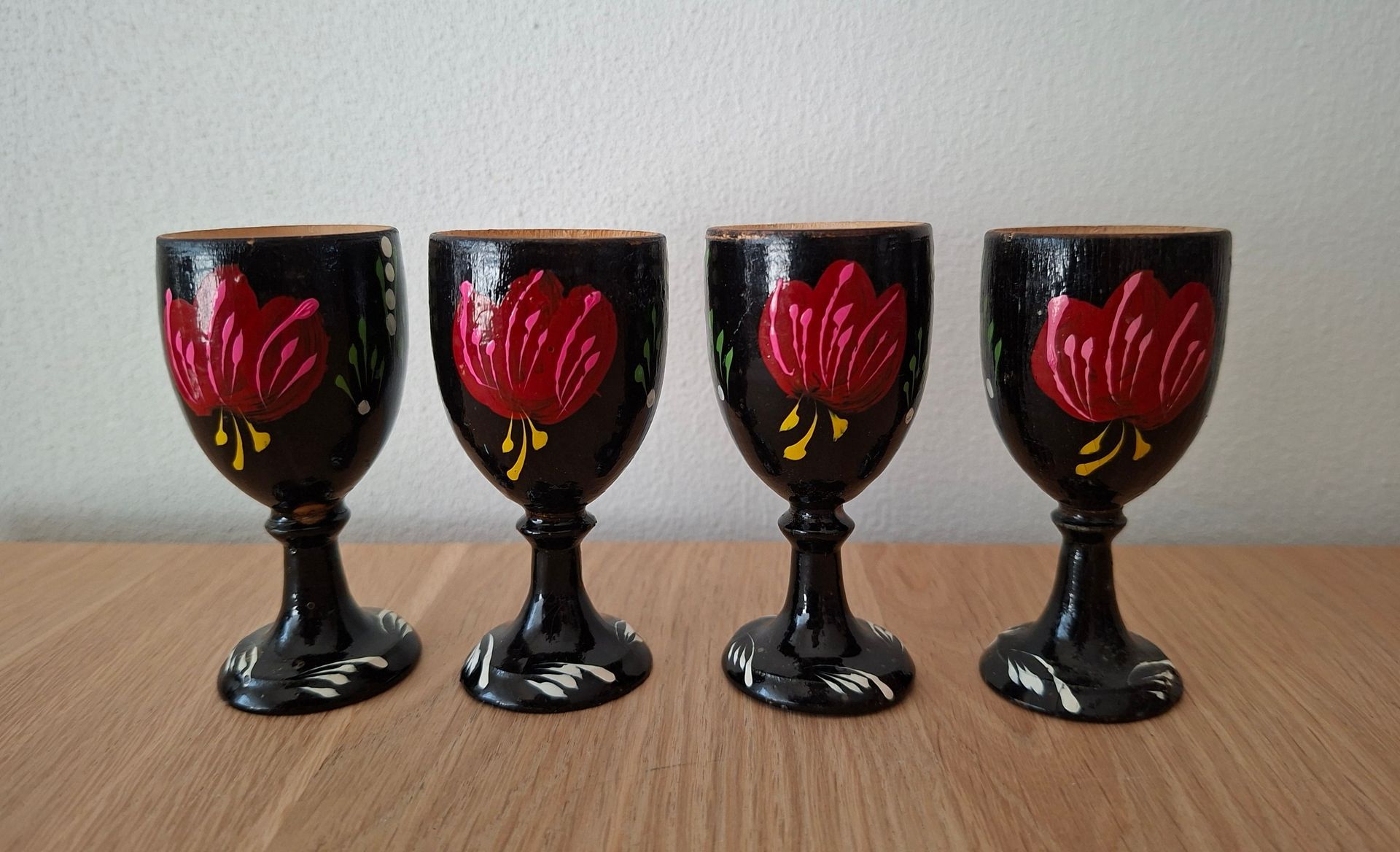 Vintage houten folklore eierdopjes - set van 4 stuks