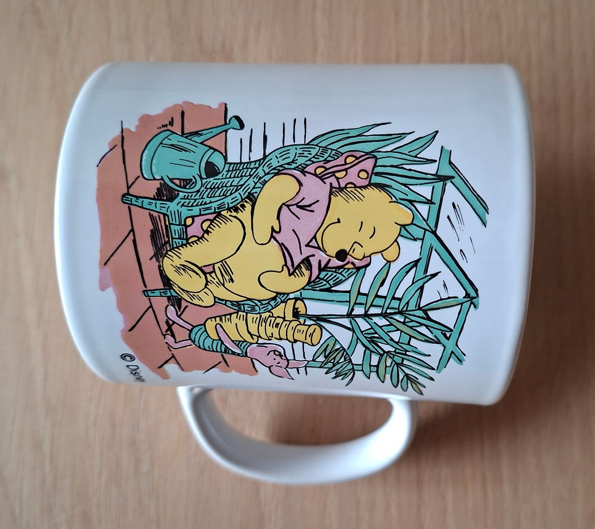 Vintage Disney Winnie the Pooh mok - Winnie the Pooh en knorretje in de tuin