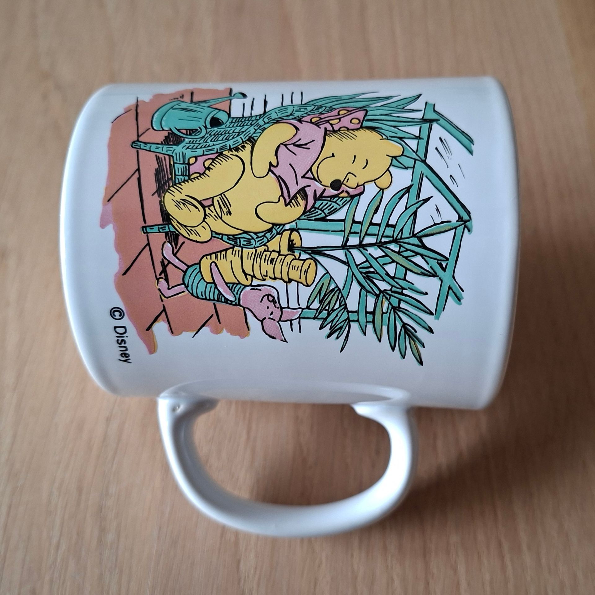 Vintage Disney Winnie the Pooh mok - Winnie the Pooh en knorretje in de tuin