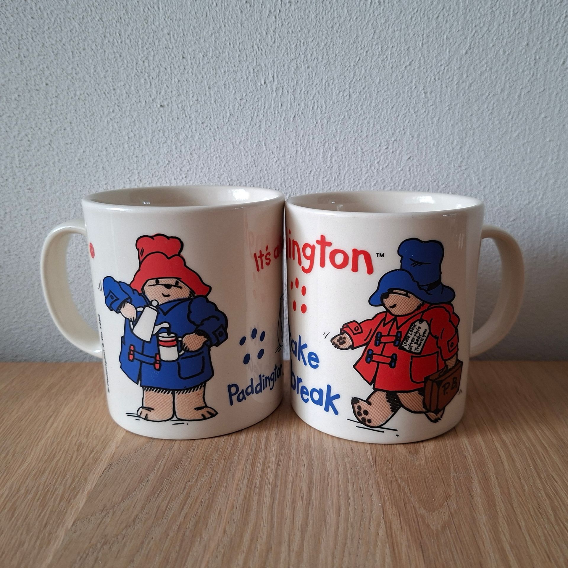 Vintage Douwe Egberts Beertje Paddington mokken - It's always time for coffee & Take a break - set van 2 mokken
