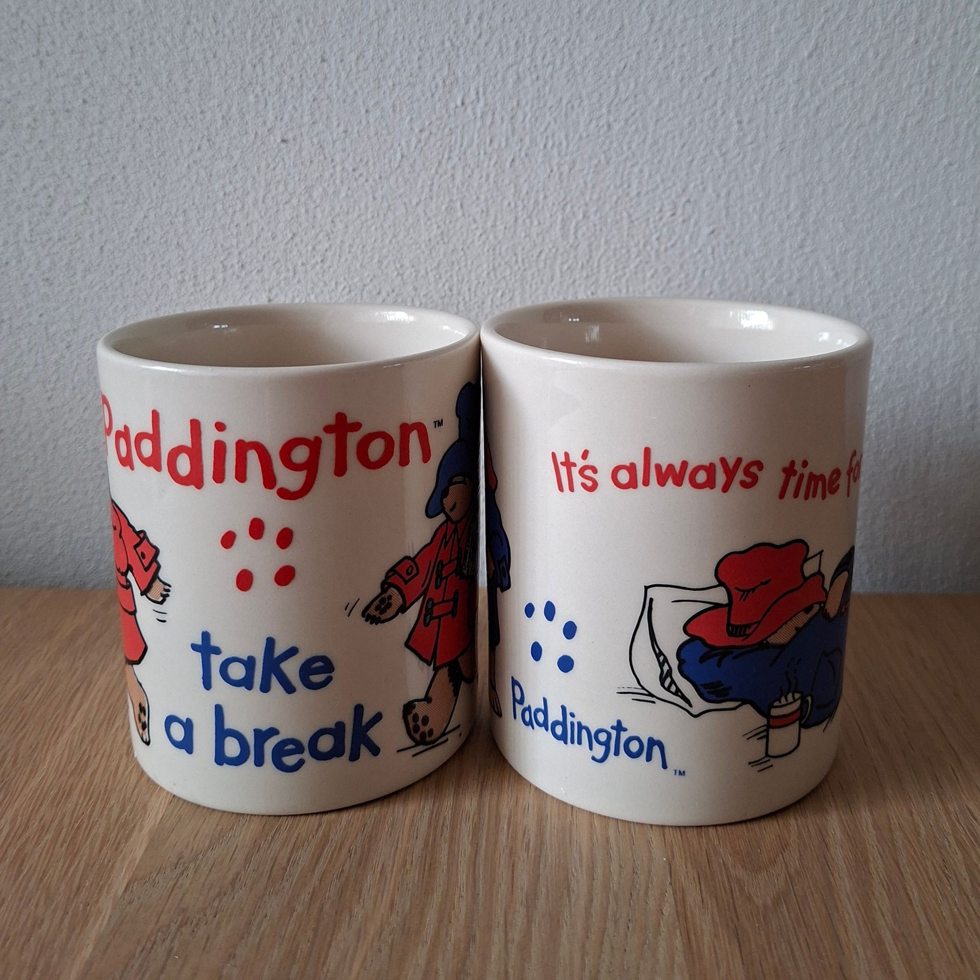 Vintage Douwe Egberts Beertje Paddington mokken - It's always time for coffee & Take a break - set van 2 mokken