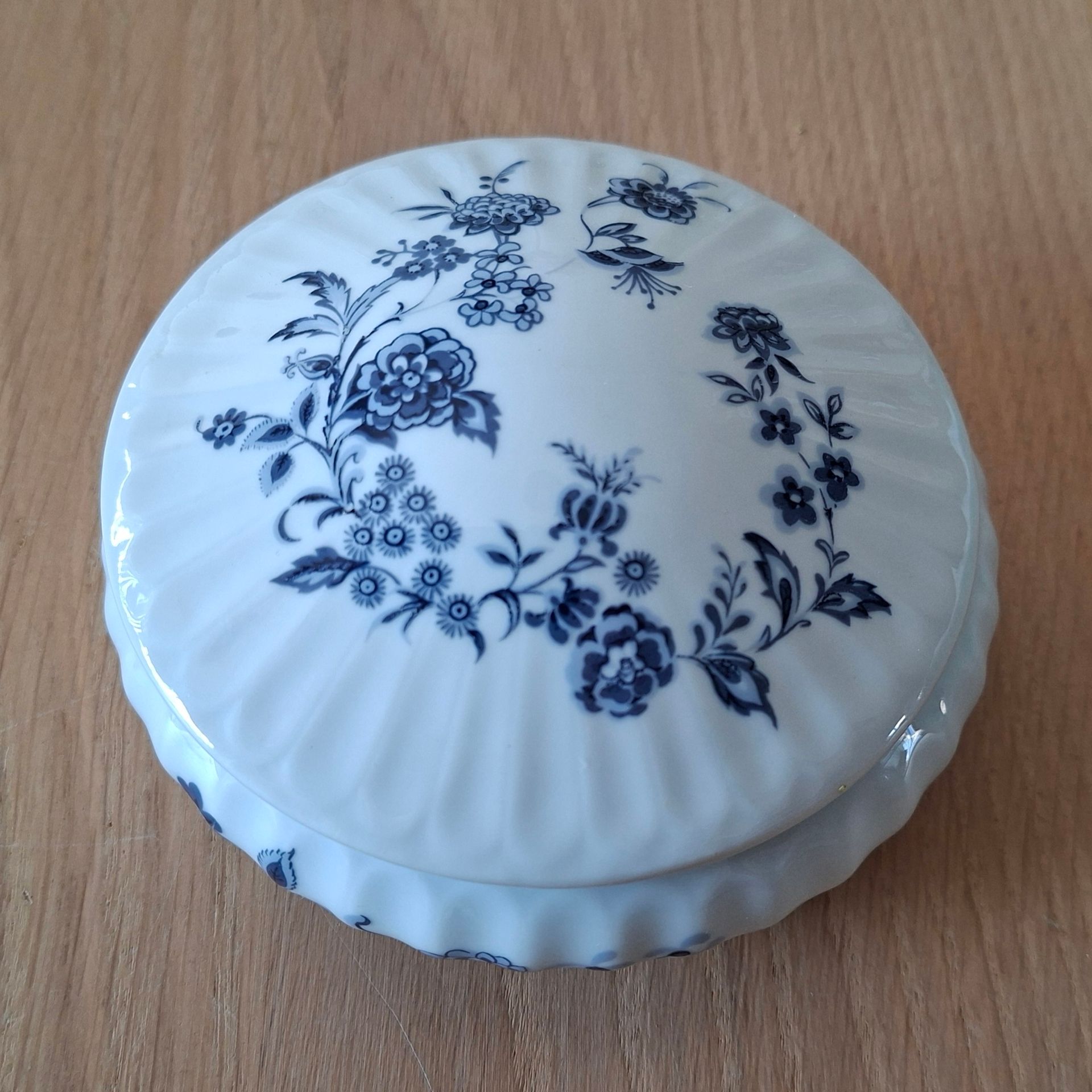 Vintage snuisterijendoosje/bonbonniere met deksel - wit/blauw