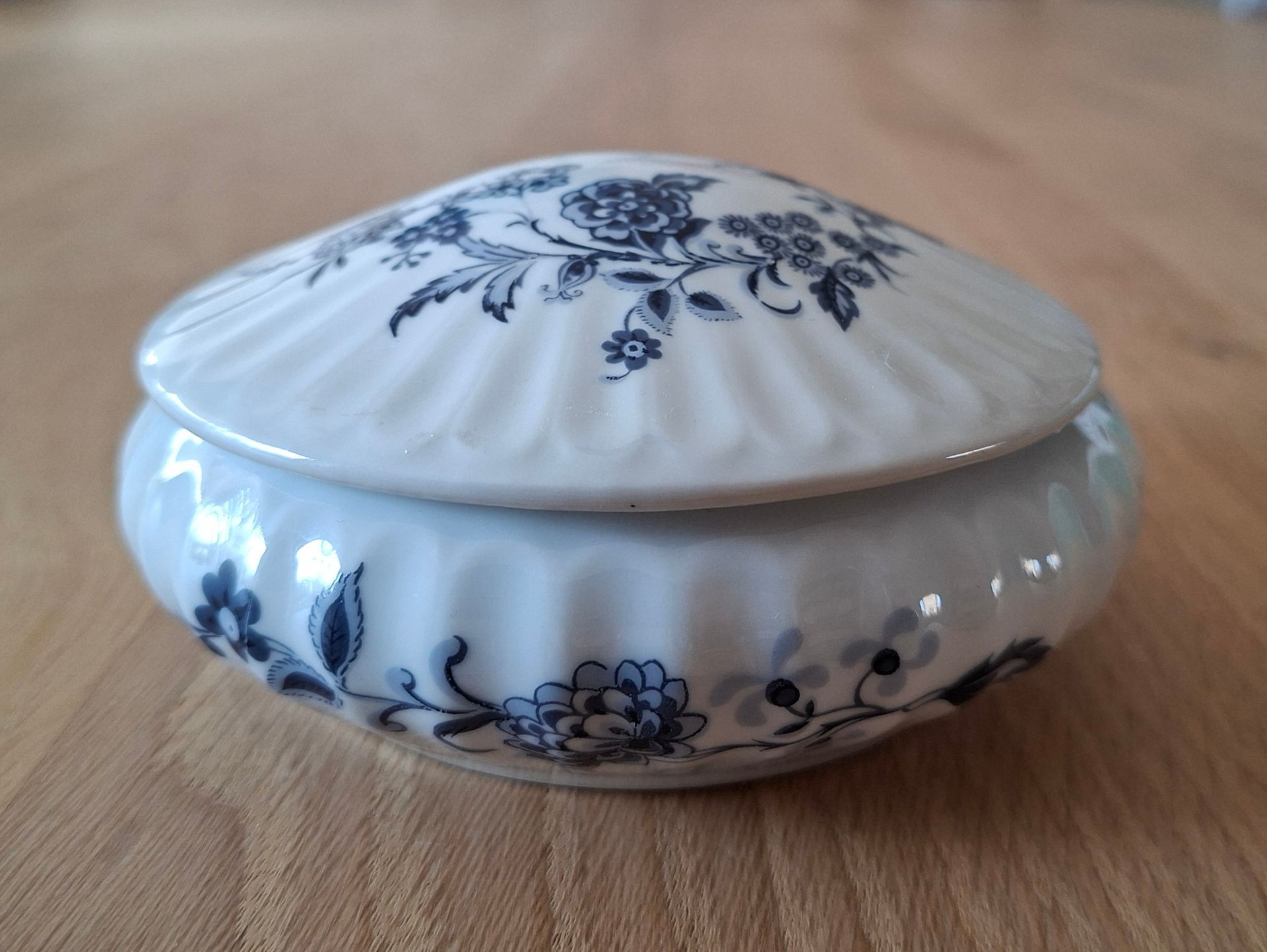 Vintage snuisterijendoosje/bonbonniere met deksel - wit/blauw