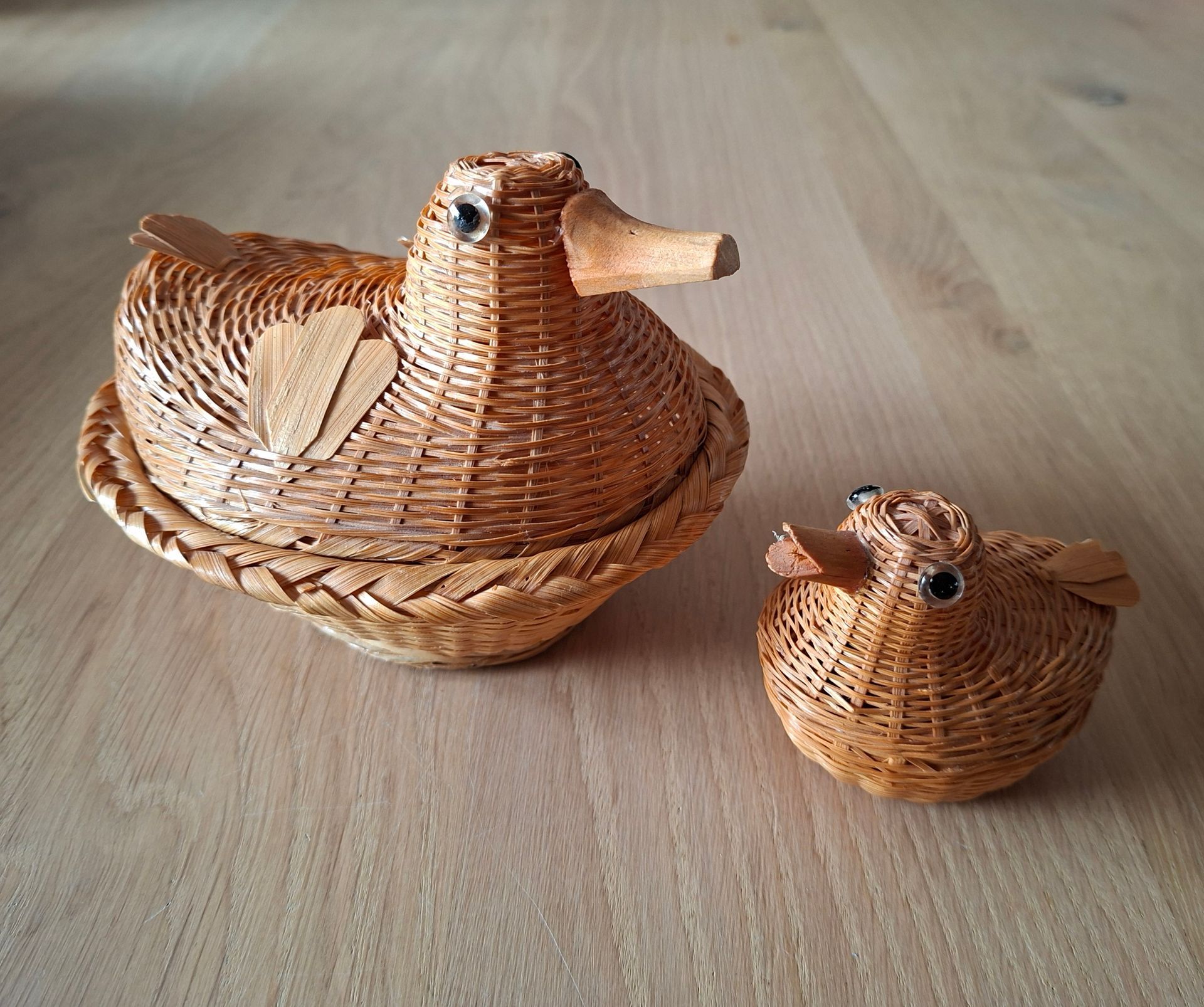 Vintage rieten opbergmandjes in de vorm van een eend - 2-delige set
