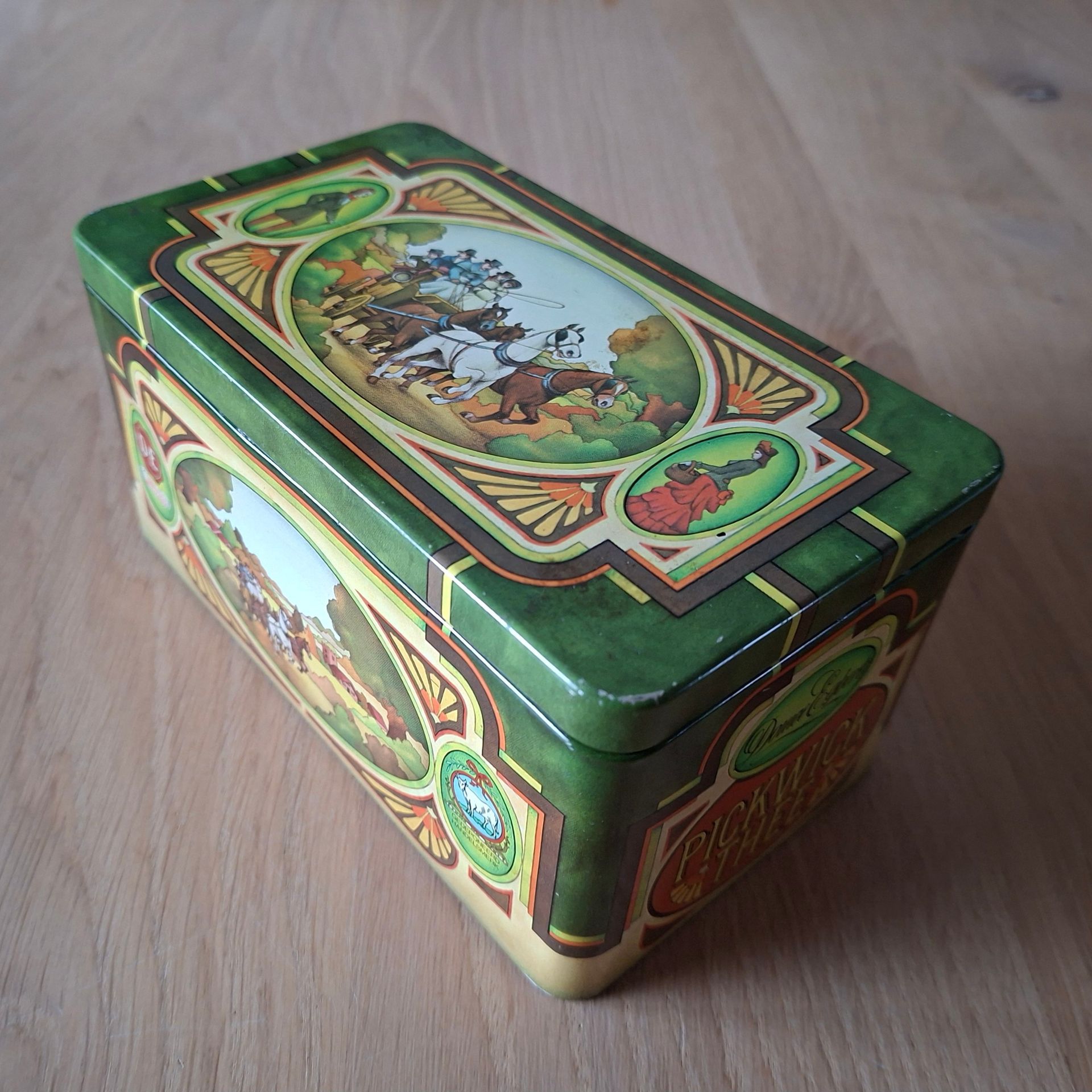 Vintage Douwe Egberts Pickwick theeblik met nostalgische paarden afbeeldingen