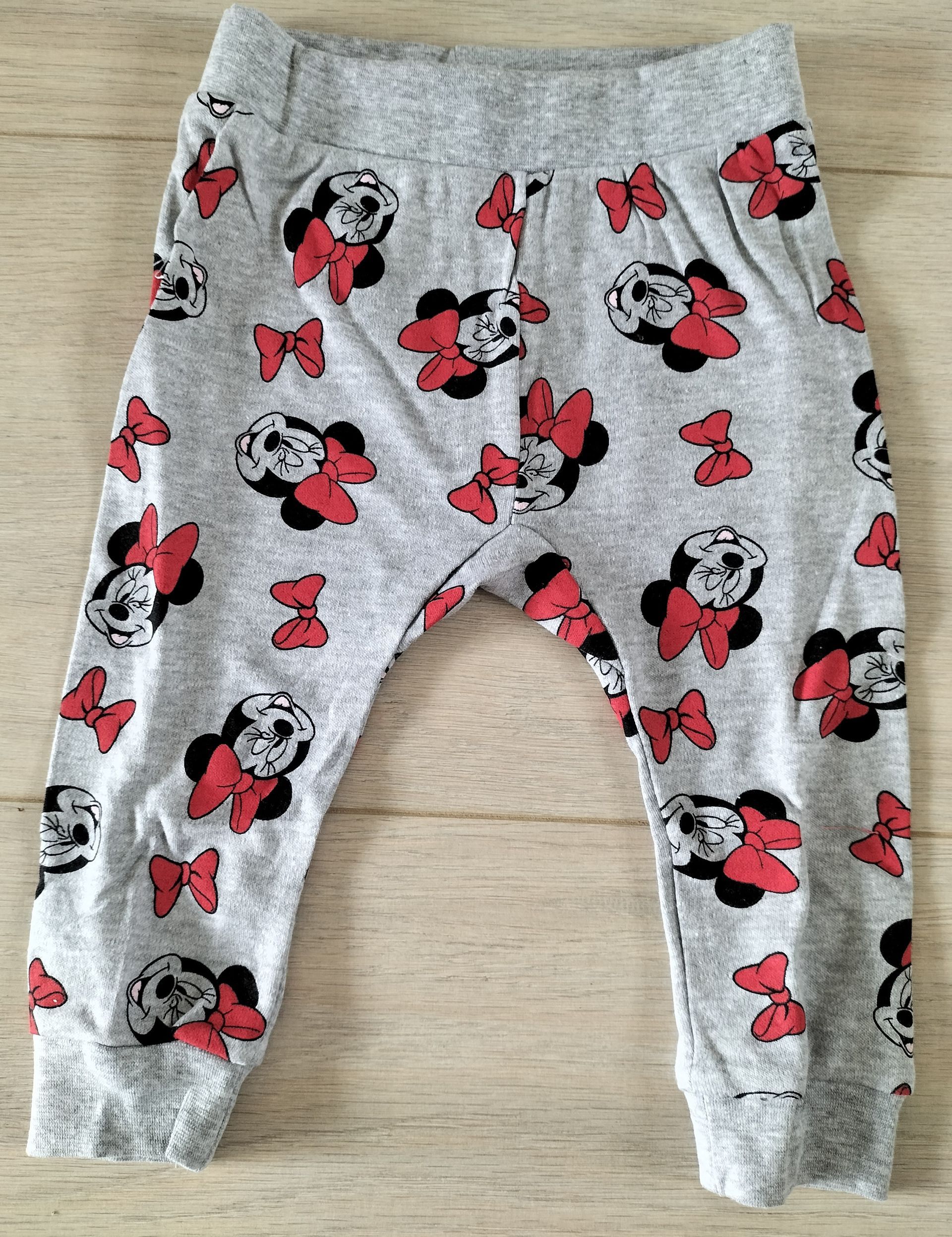 Grijze babybroek met rode Minnie Mouse-print en strikjes.