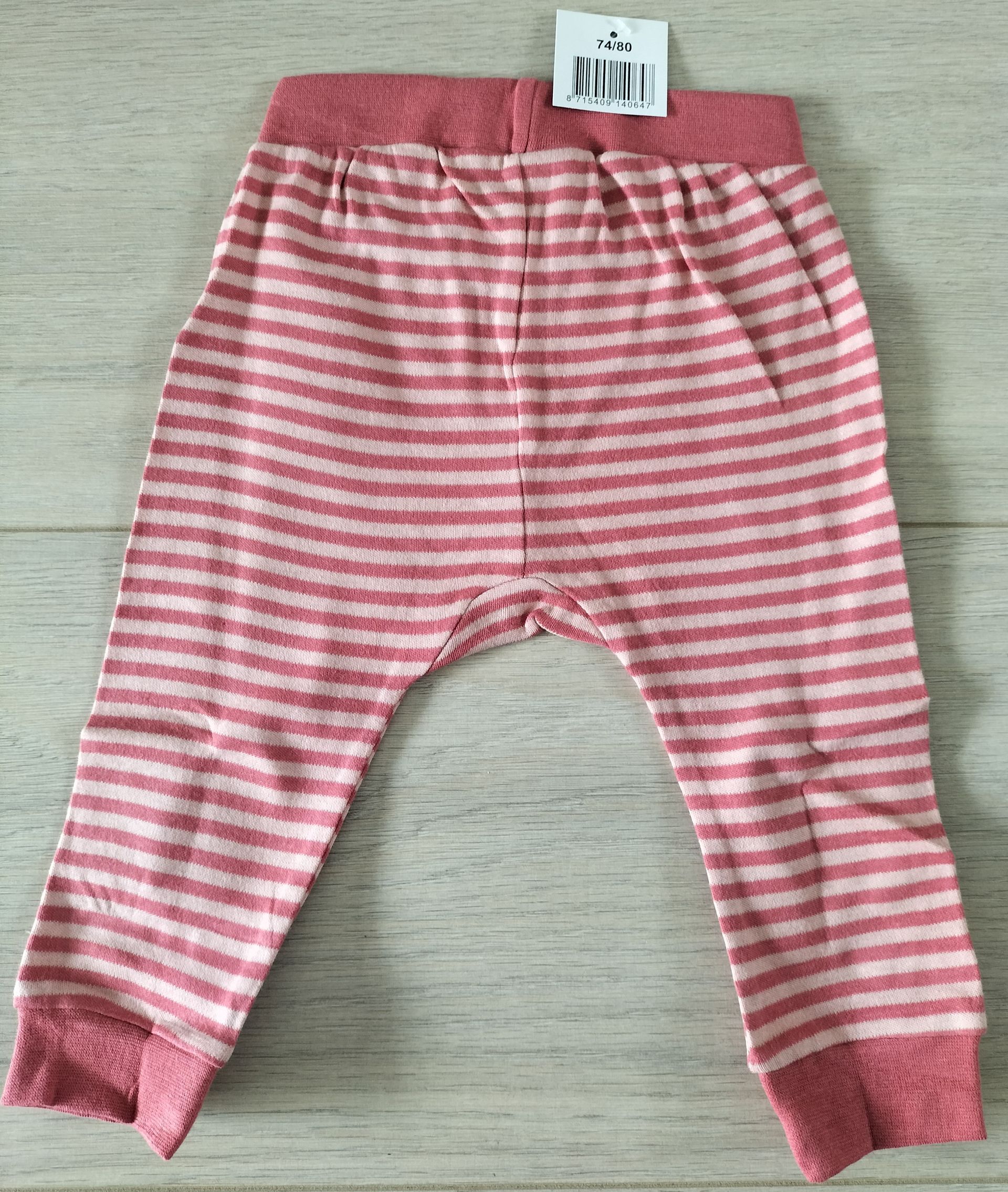 Roze gestreepte babybroek met Winnie de Pooh-patches.