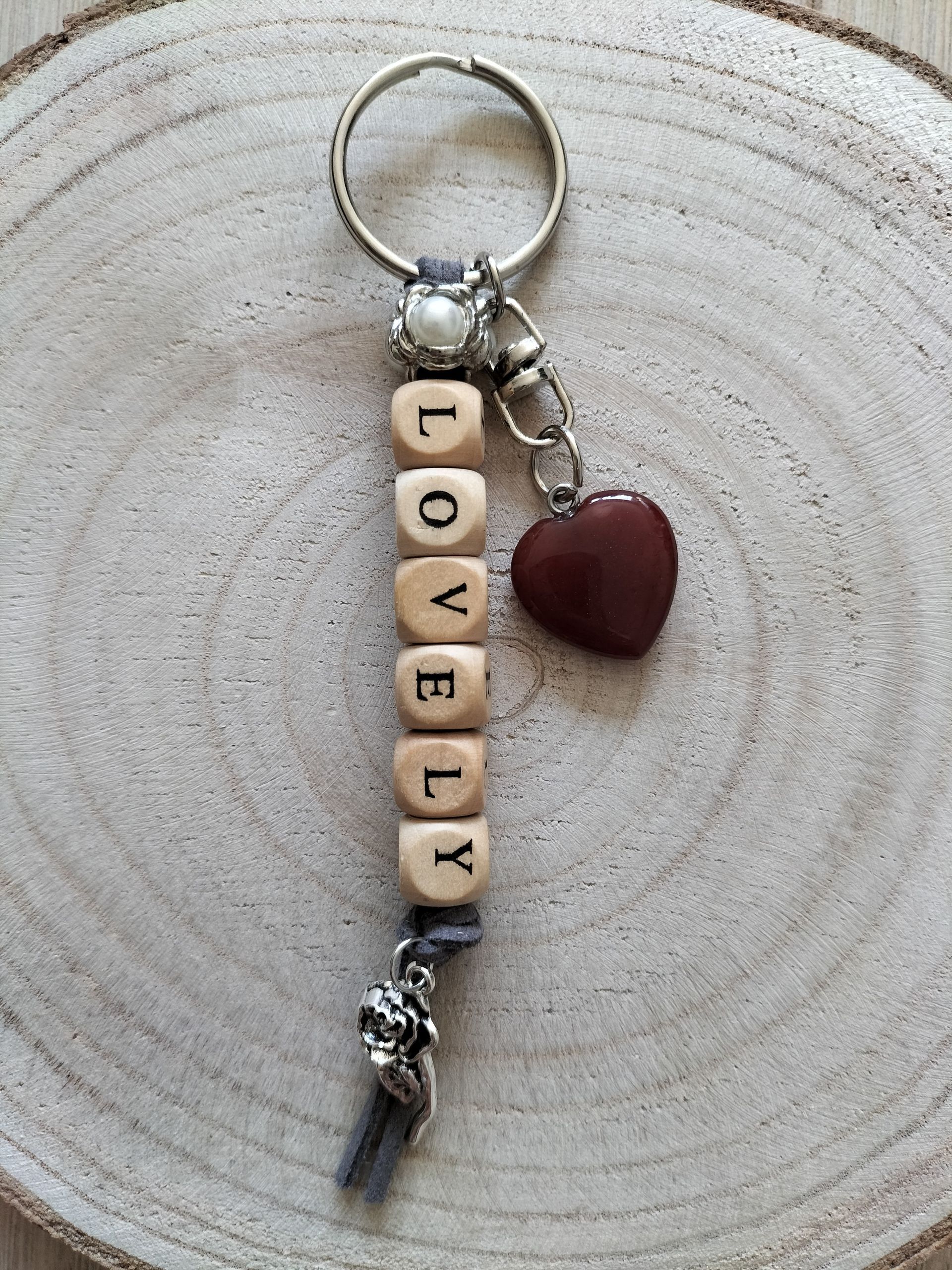 Sleutelhanger met houten kralen die het woord 