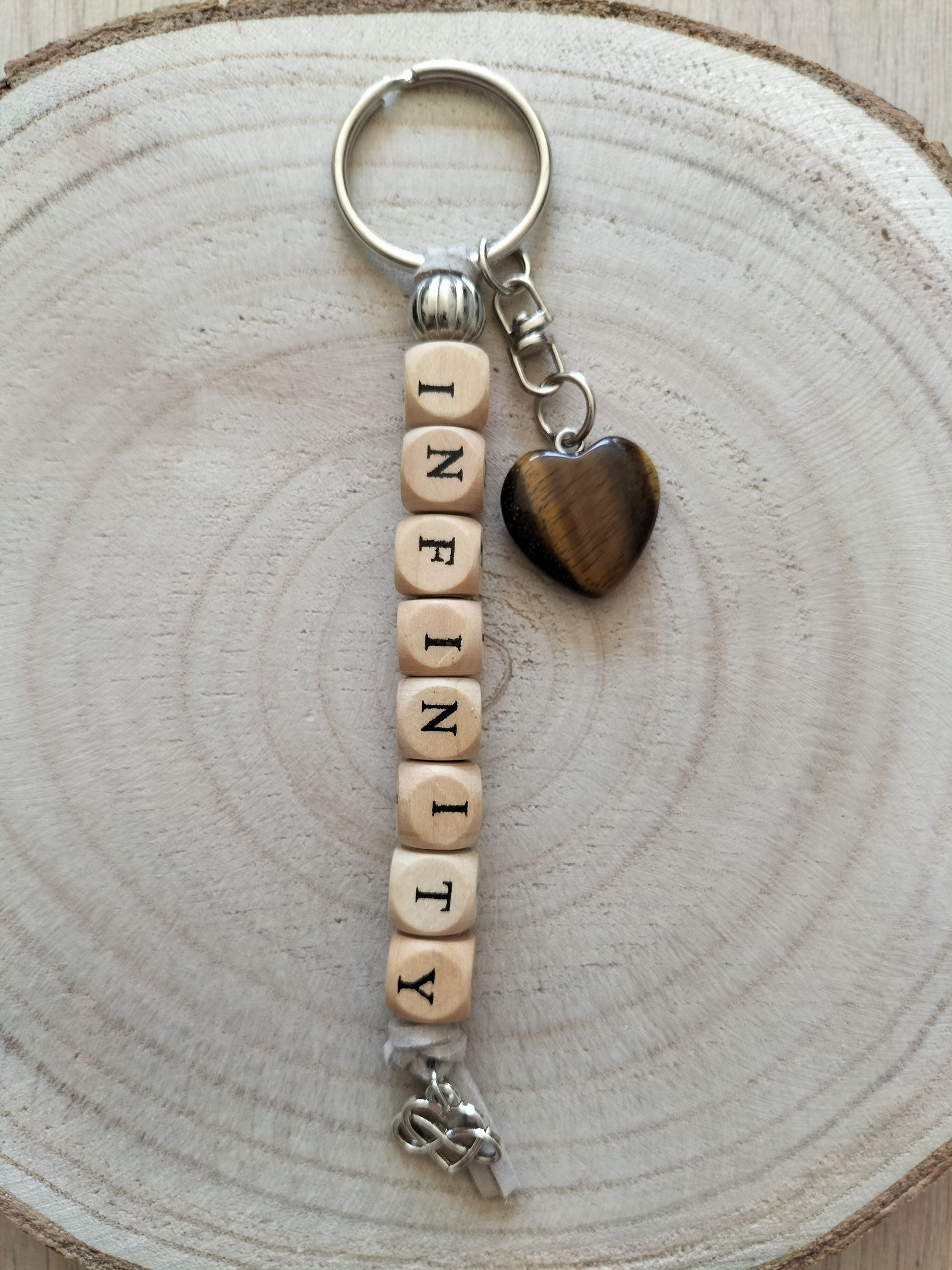 Sleutelhanger met houten kralen die het woord 