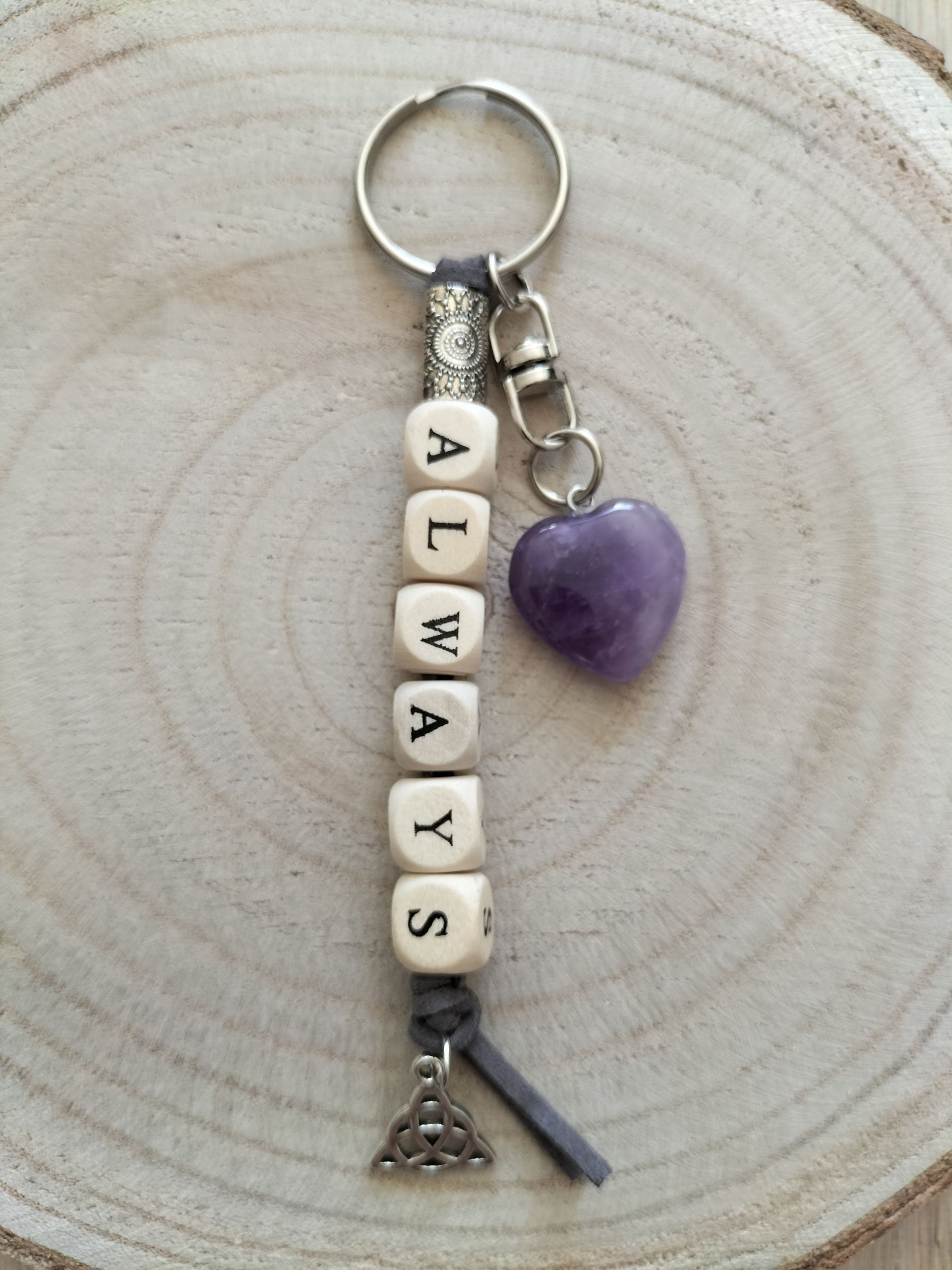 Sleutelhanger met houtenkralen die het woord "ALWAYS" vormen en een amethist hartje en Keltische knoop "triquetra" bedeltje.