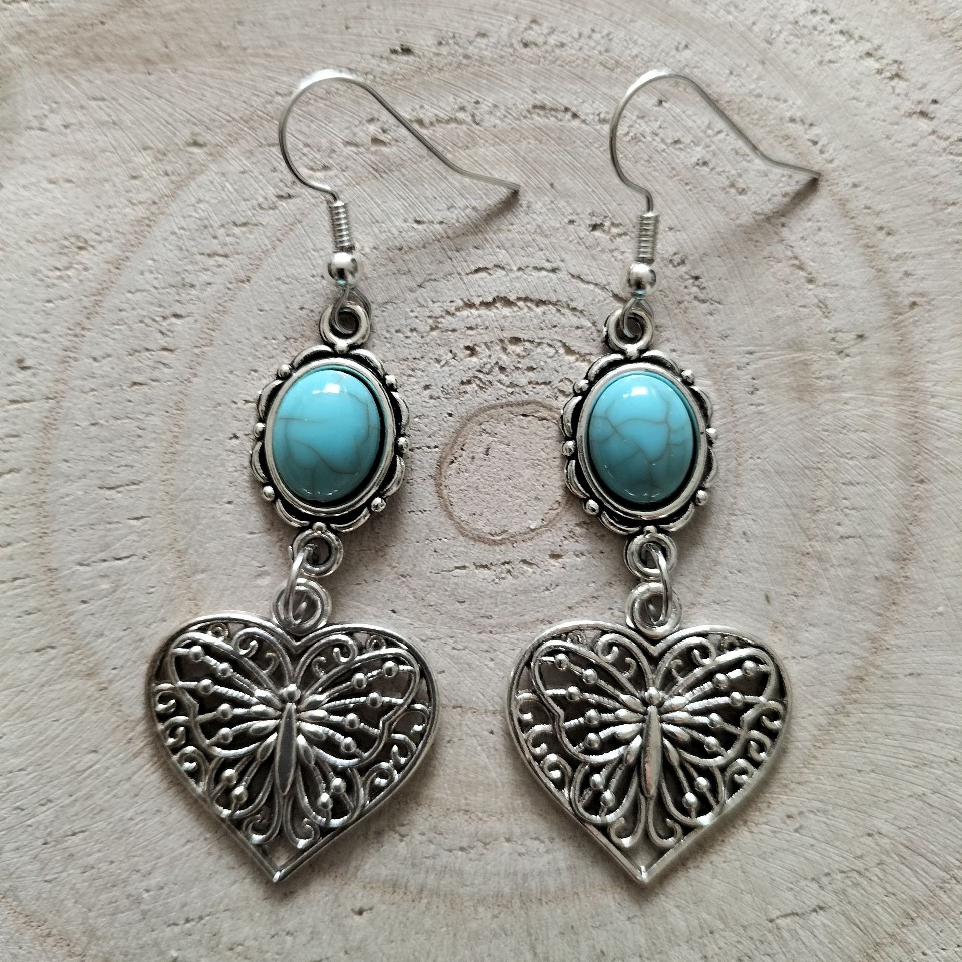 Zilverkleurige ovaalvormige oorbellen met turquoise steentje, hypoallergeen.