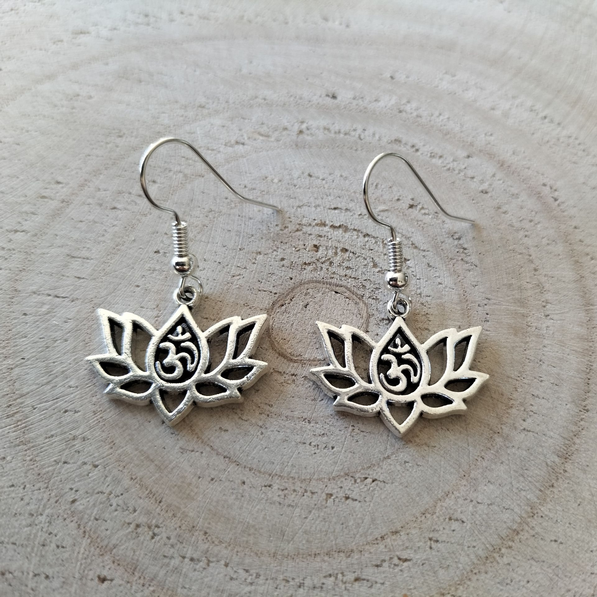 Zilverkleurige oorbellen met lotusbloem, hypoallergeen.