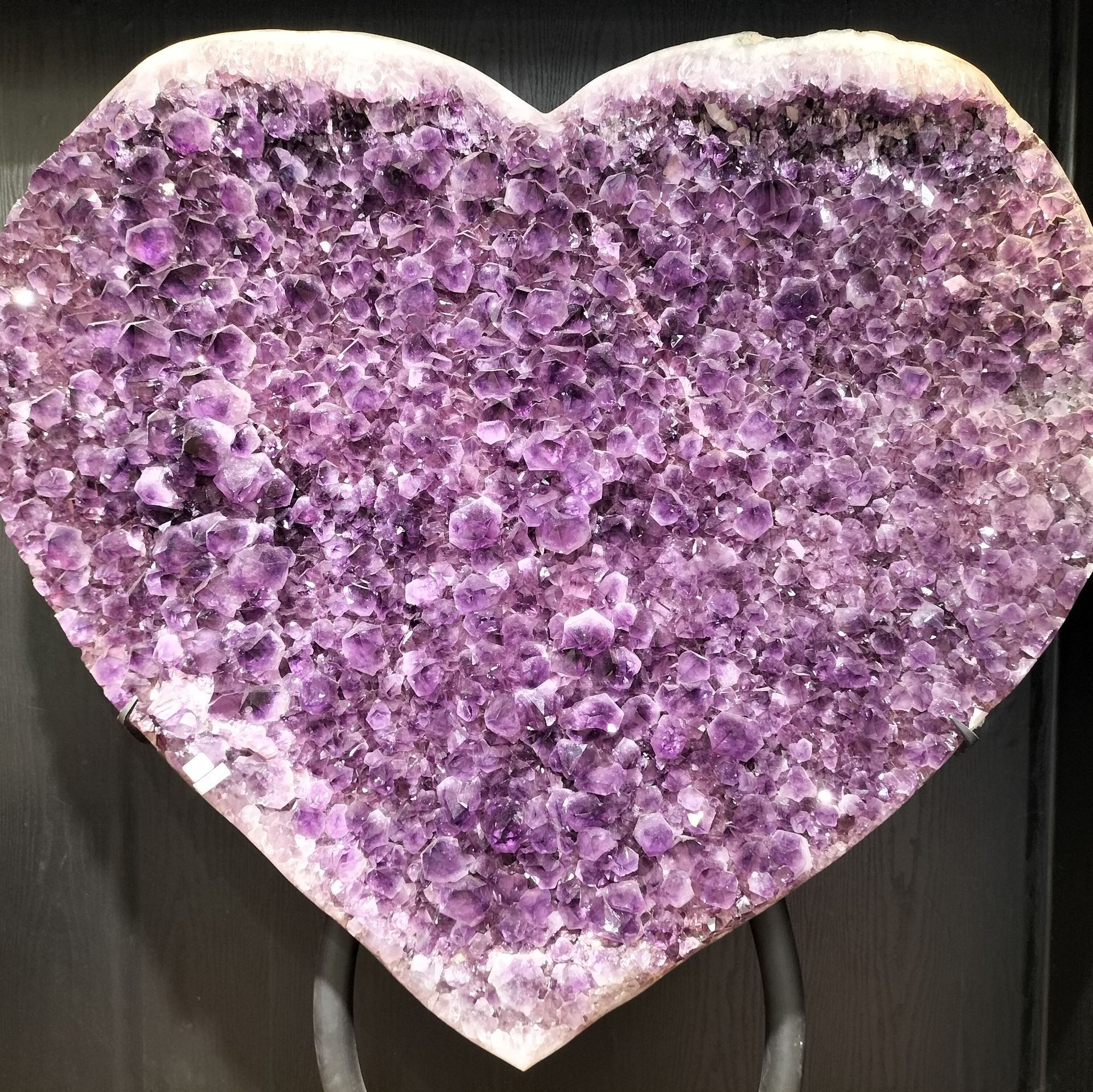 Hartvormige amethistkristalgeode met dieppaarse kristallen.