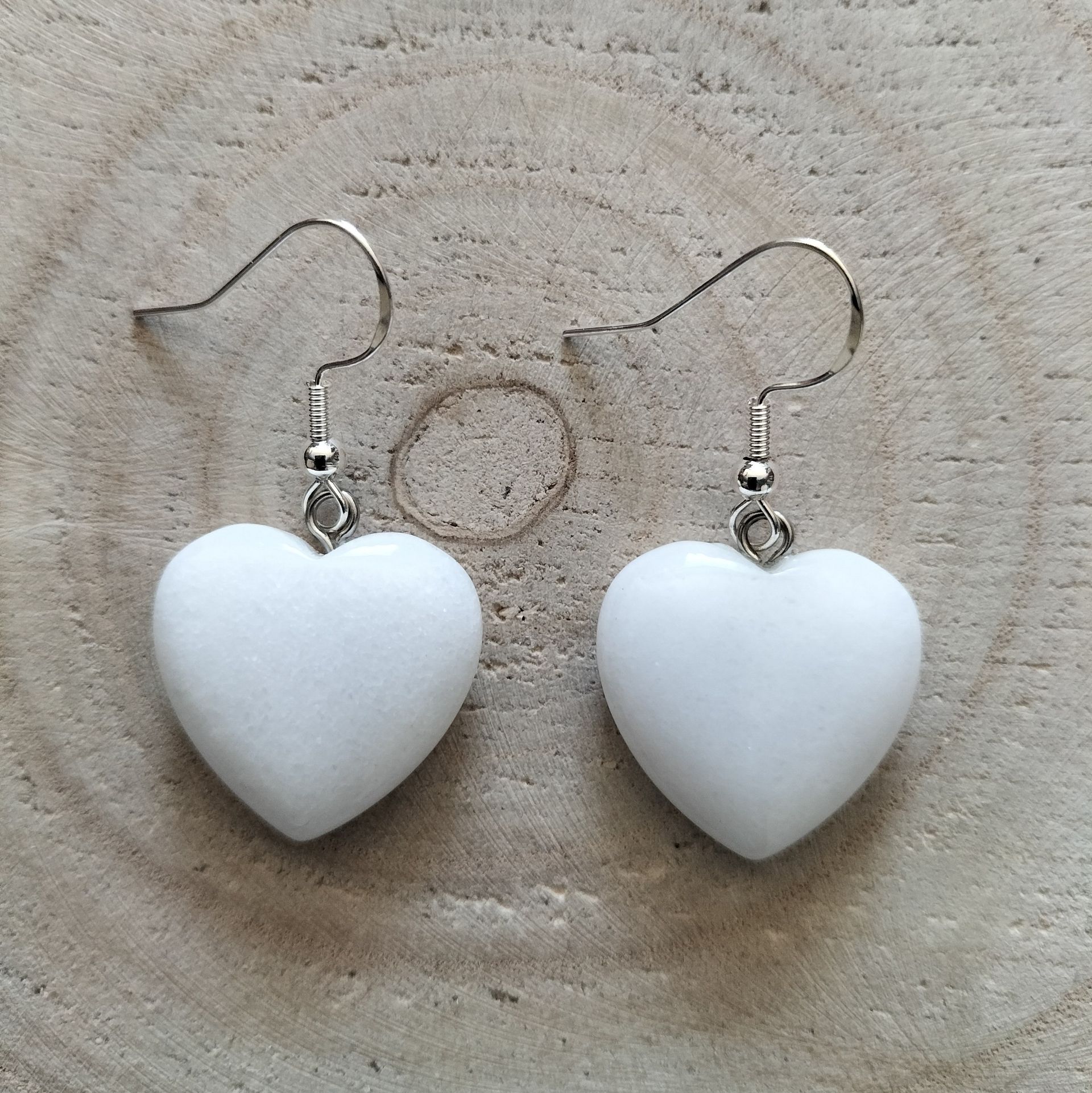 Witte jade hartjes oorbellen met zilveren oorhaakjes.