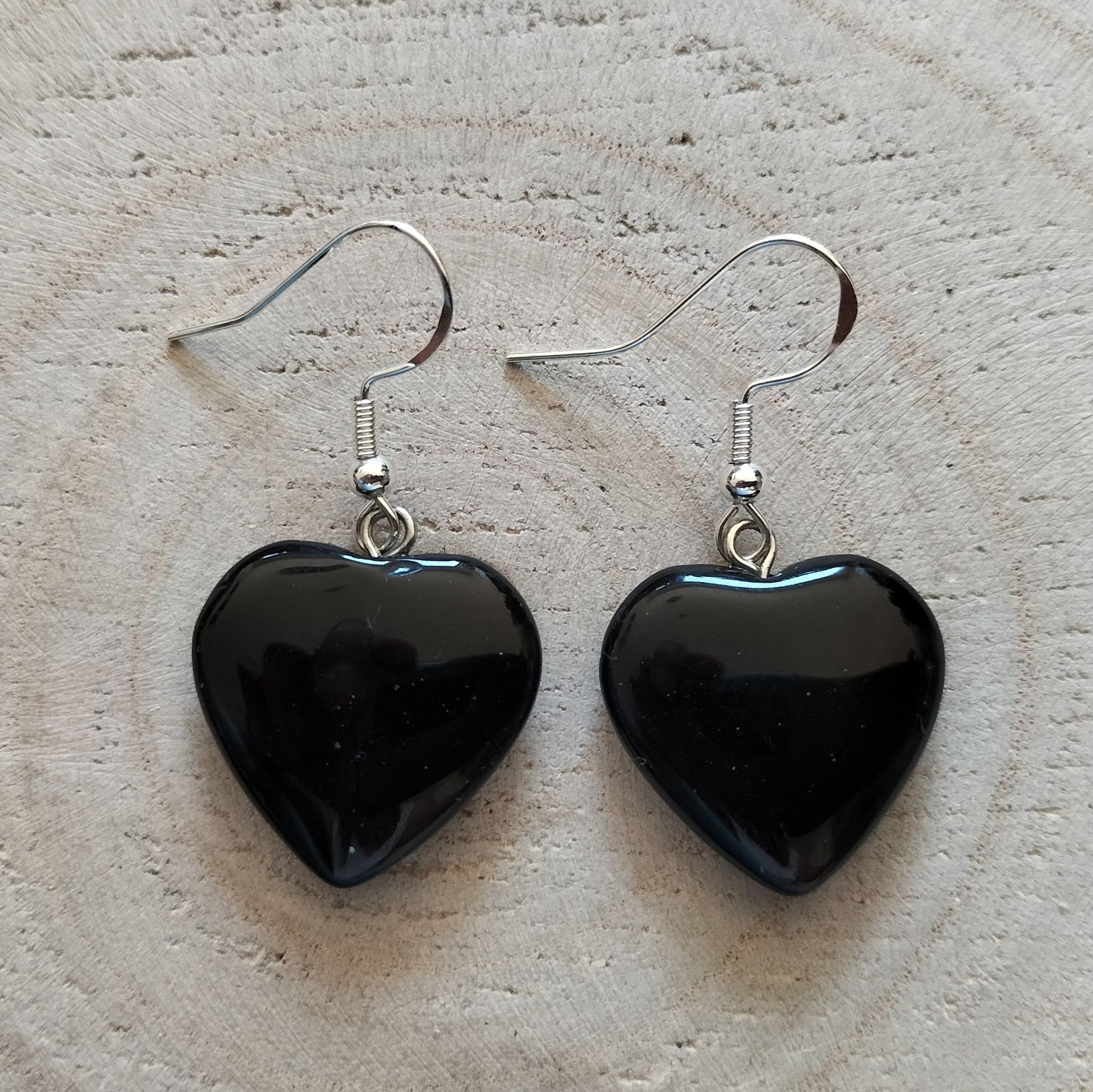 Obsidiaan hartjes oorbellen met zilveren oorhaakjes.