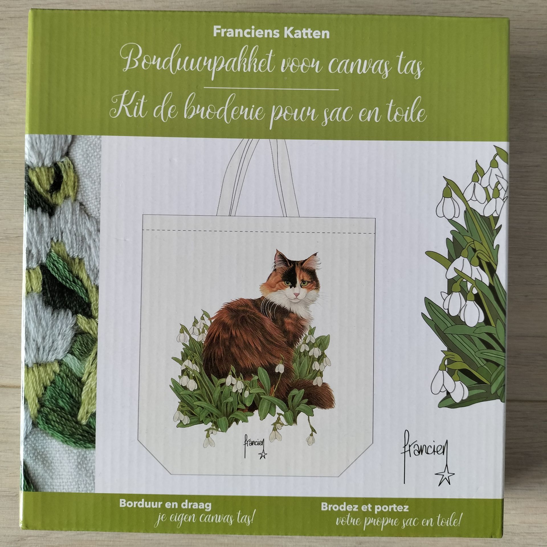 Een borduurpakket in doos voor een canvas draagtas met een kattenmotief.