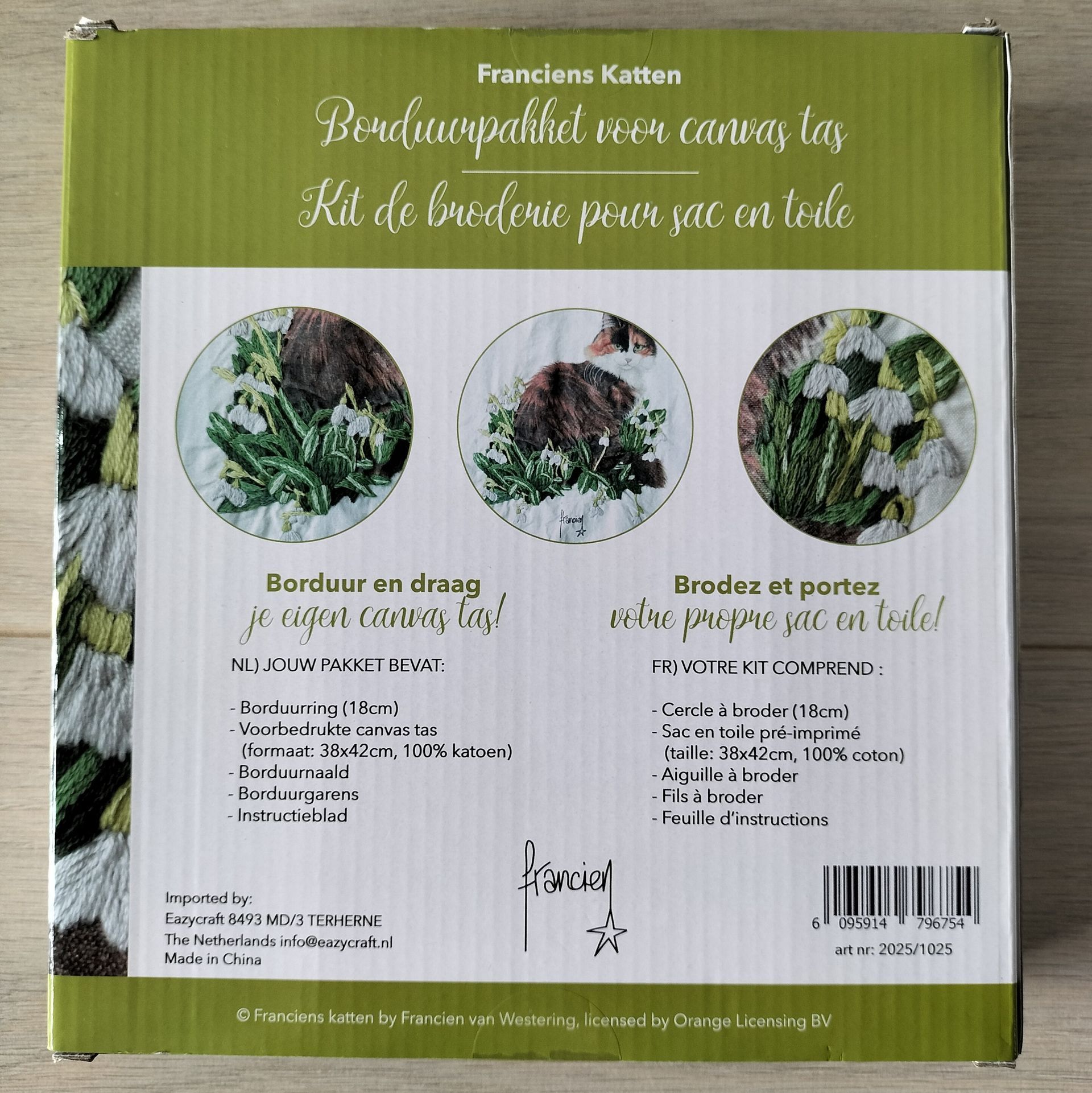 Een borduurpakket in doos voor een canvas draagtas met een kattenmotief.