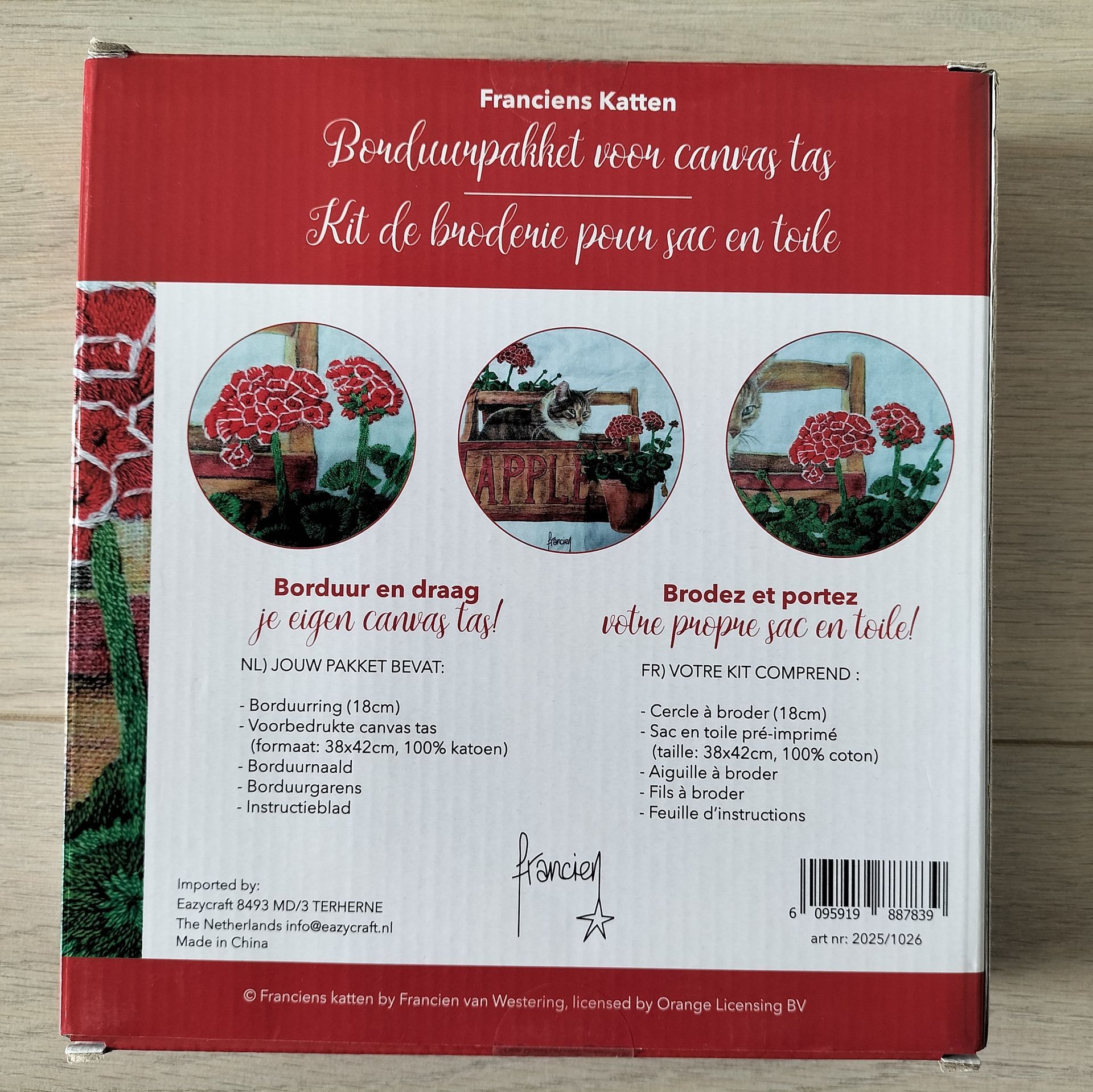 Doos met kruissteekpakket, met kat en bloemen op een draagtas.