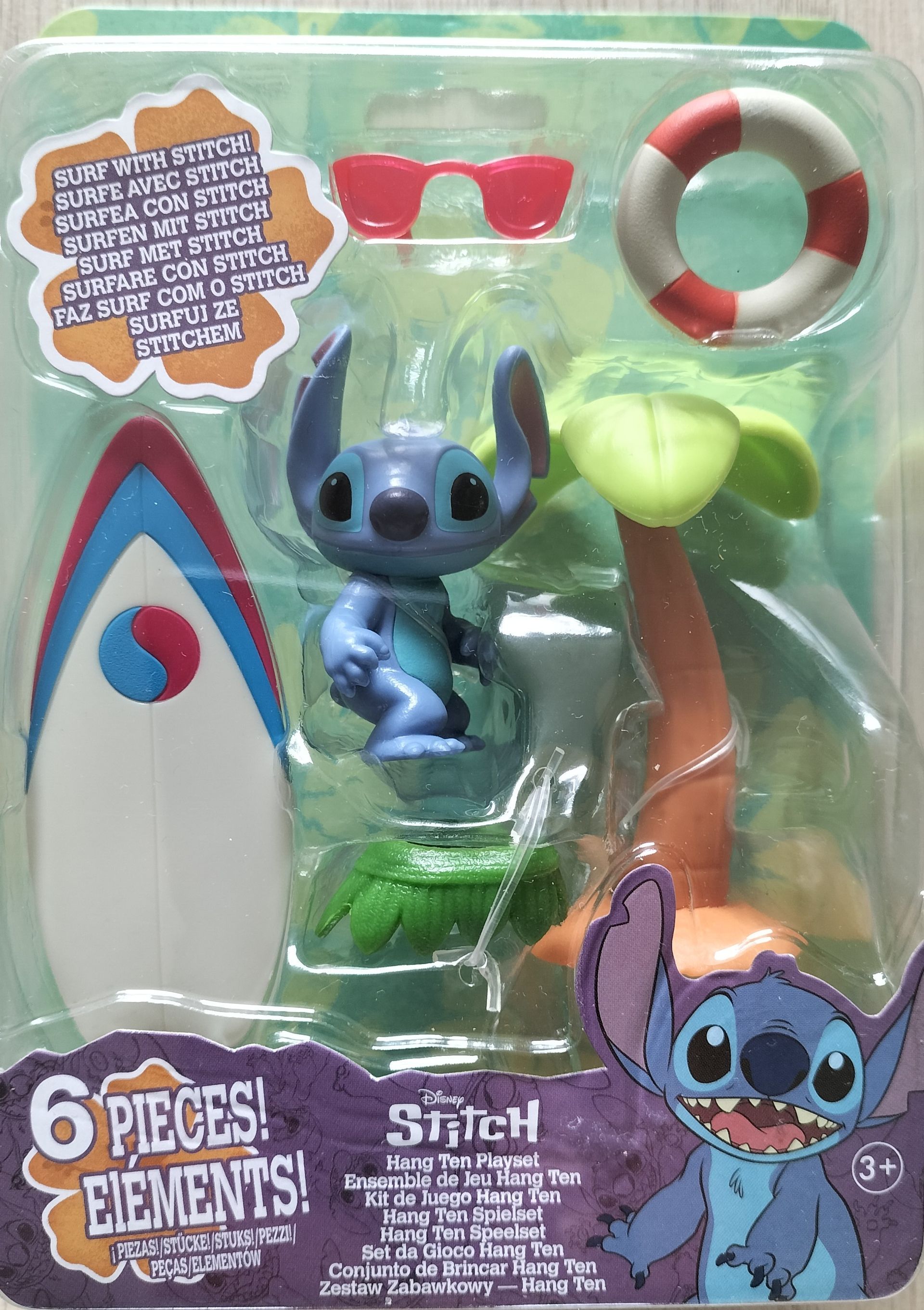 Stitch speelgoedset: Stitich-figuurtje met surfplank, zonnebril, reddingsboei en palmboom in een blisterverpakking.