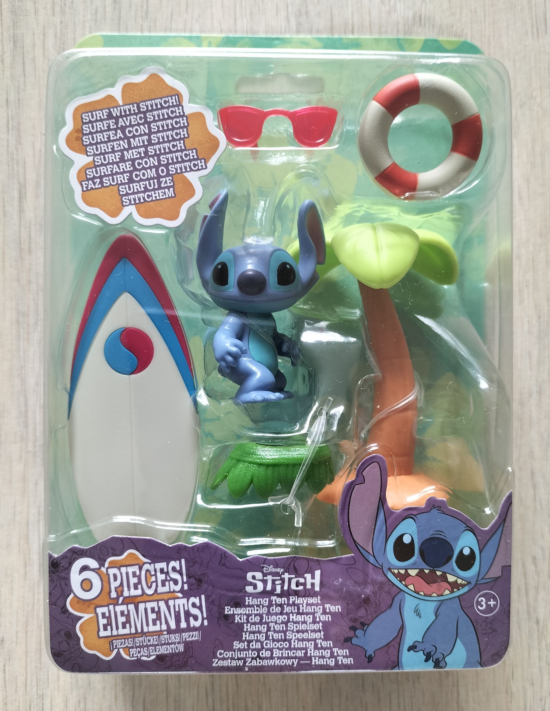 Stitch speelgoedset: Stitich-figuurtje met surfplank, zonnebril, reddingsboei en palmboom in een blisterverpakking.