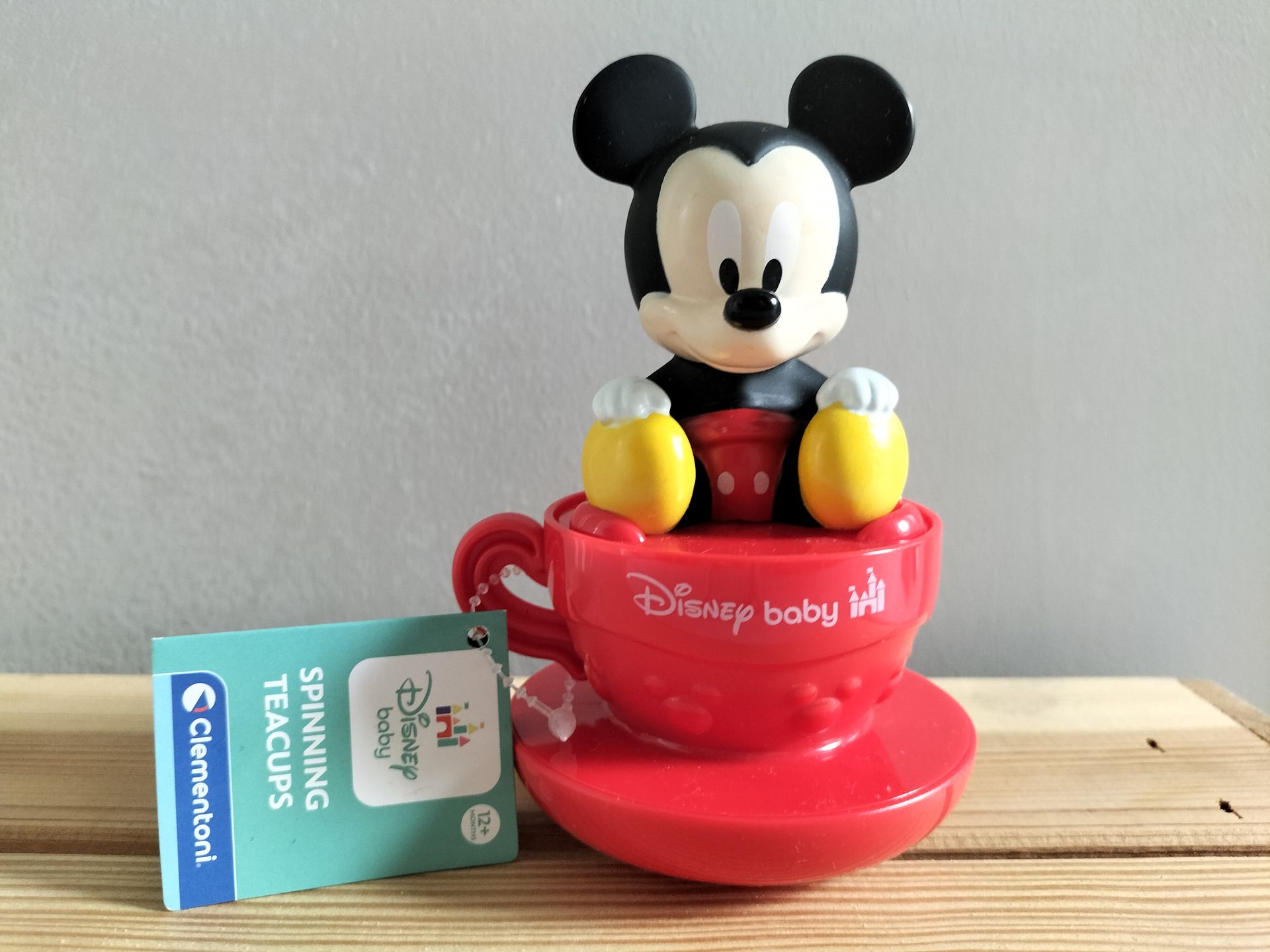 Disney Spinning Teacup: Mickey Mouse-figuurtje in een rode theekop met de tekst 