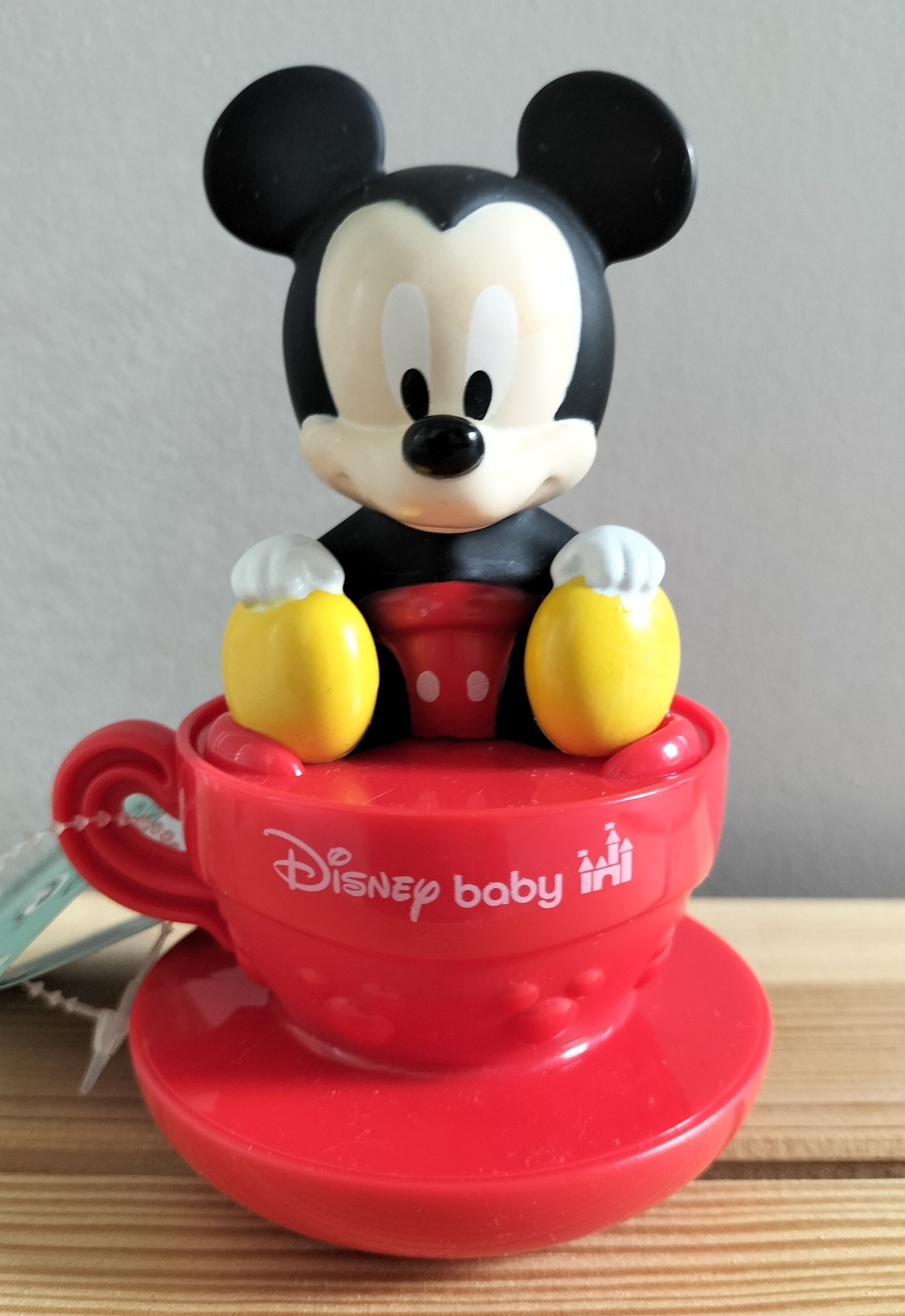 Disney Spinning Teacup: Mickey Mouse-figuurtje in een rode theekop met de tekst 