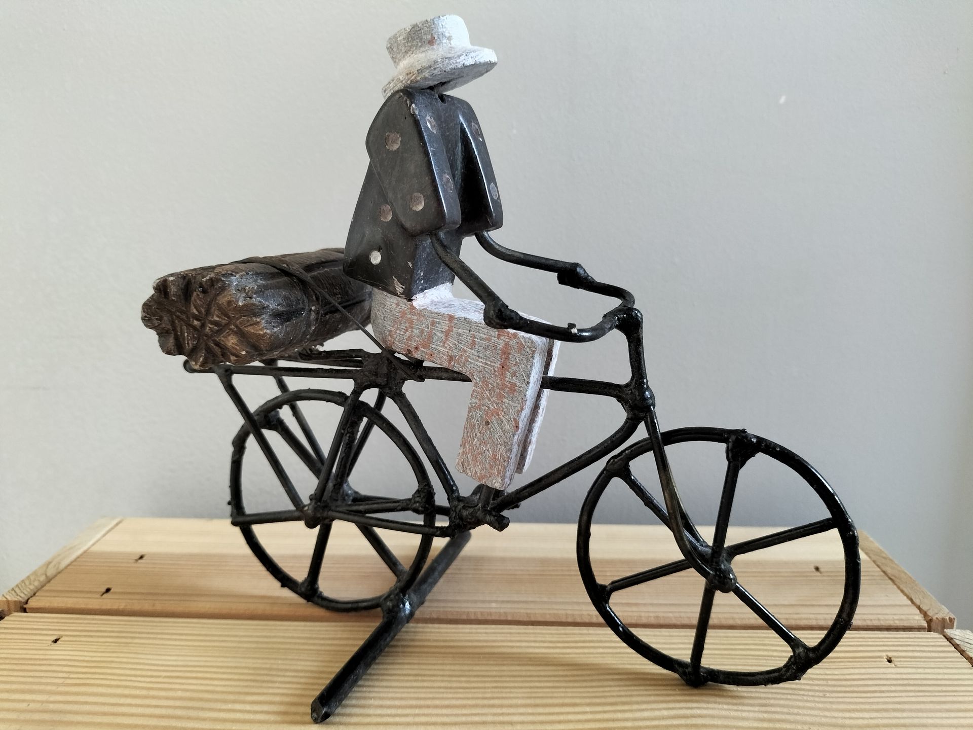 Fairtrade beeldje fietser.
