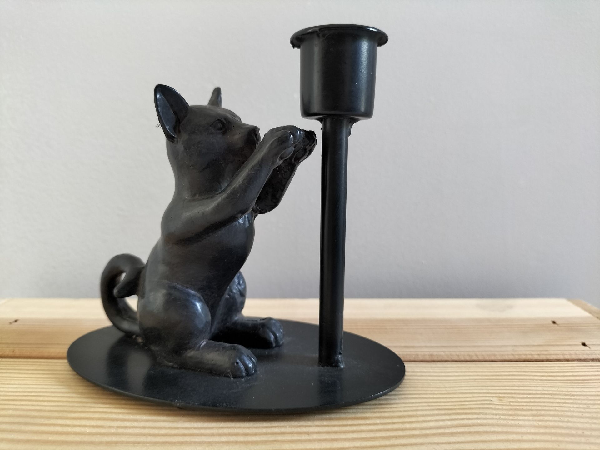 Kandelaar kat zittend.