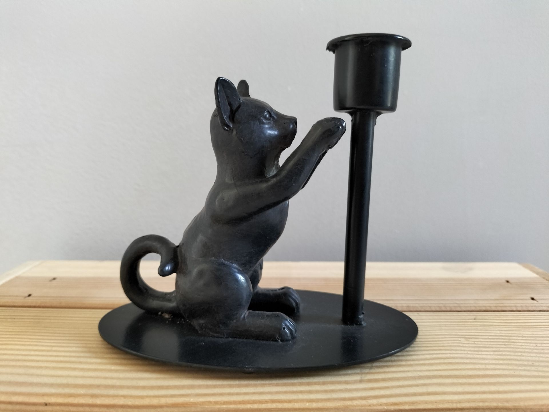 Kandelaar kat zittend.